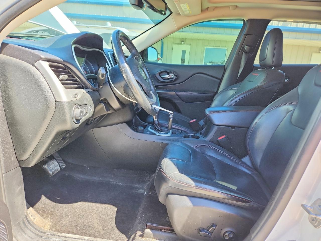 2015 Jeep Cherokee Trailhawk White vin: 1C4PJMBS5FW626201