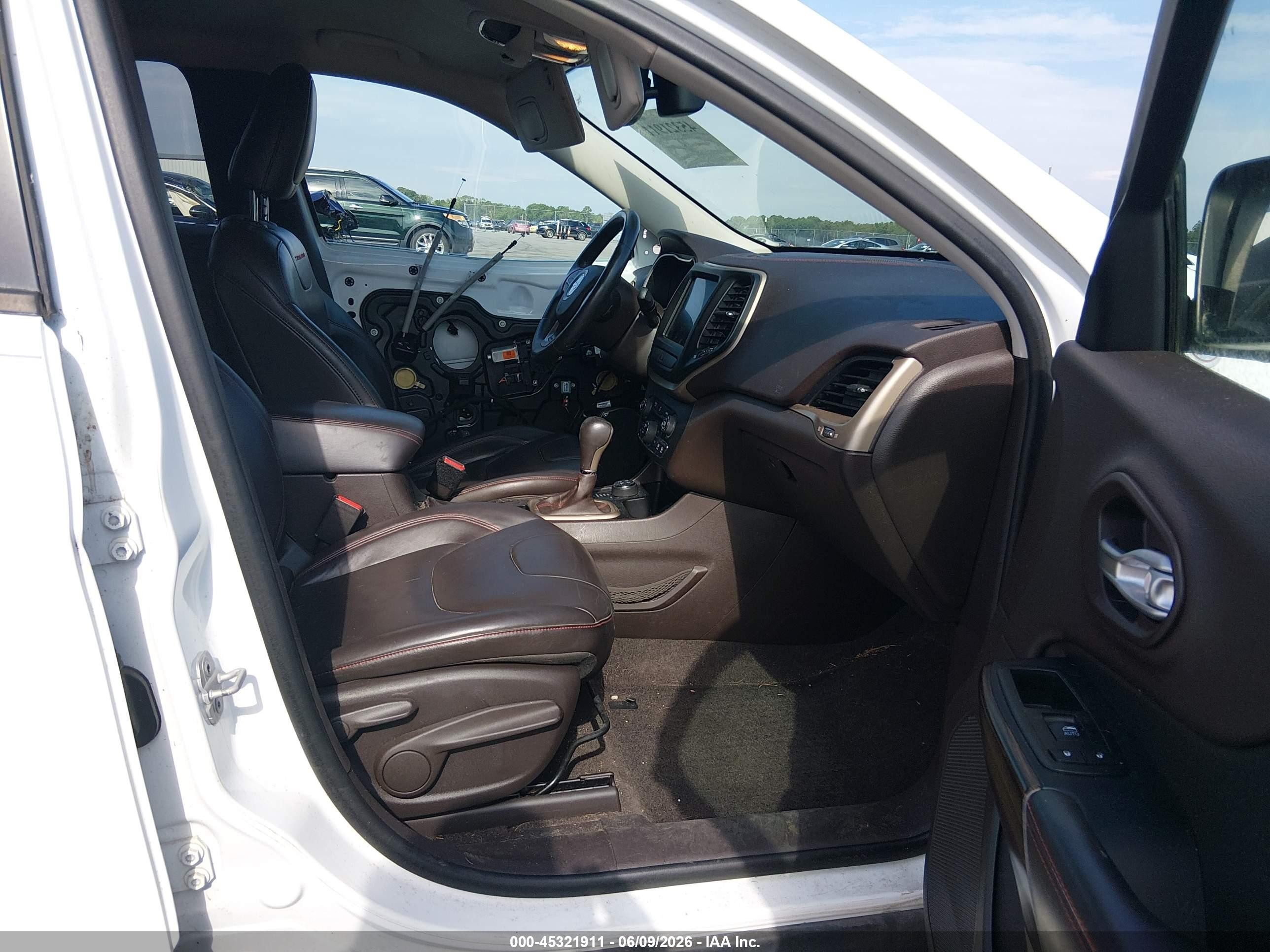 2014 Jeep Cherokee Trailhawk White vin: 1C4PJMBS6EW130127