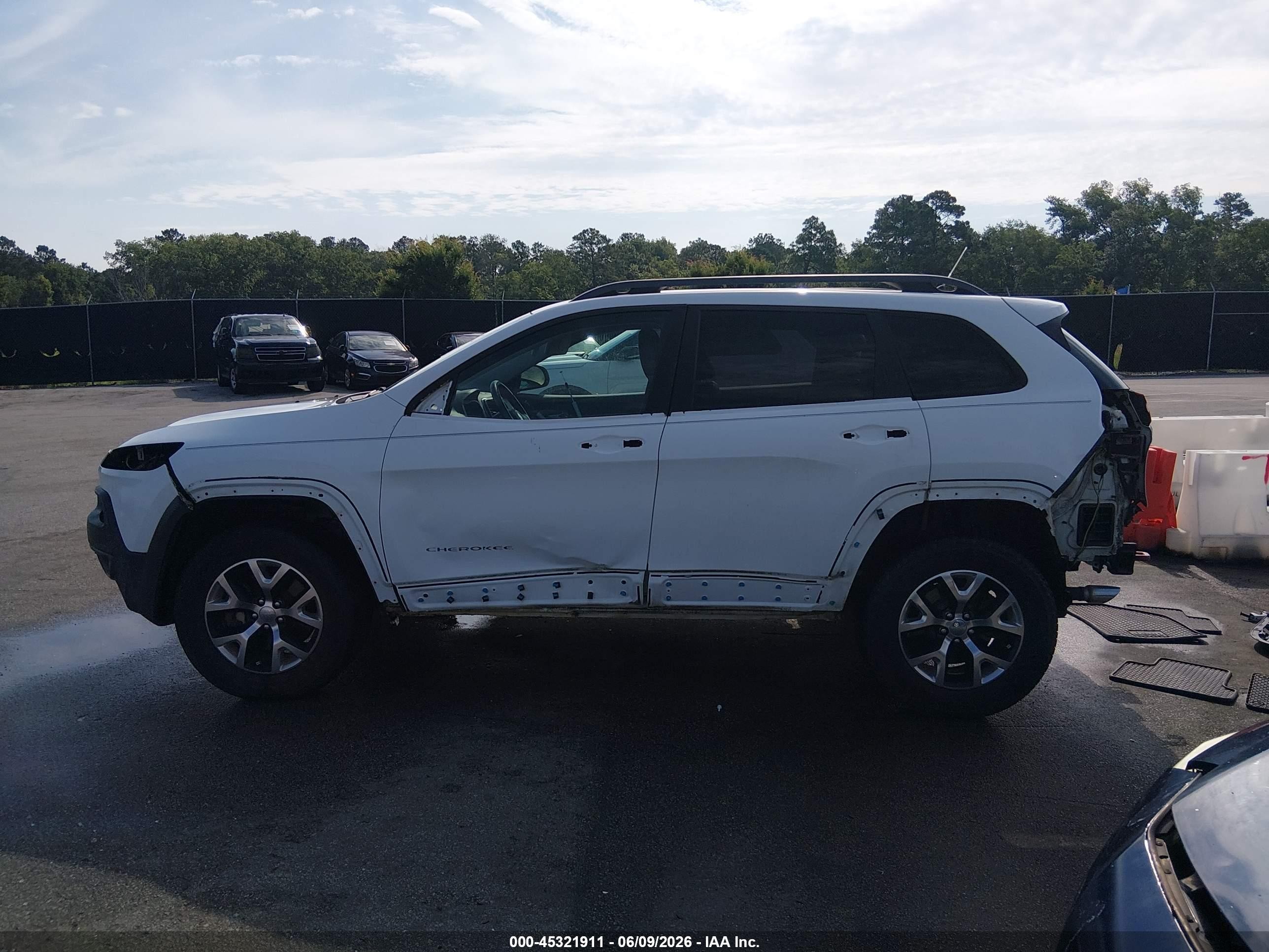 2014 Jeep Cherokee Trailhawk White vin: 1C4PJMBS6EW130127