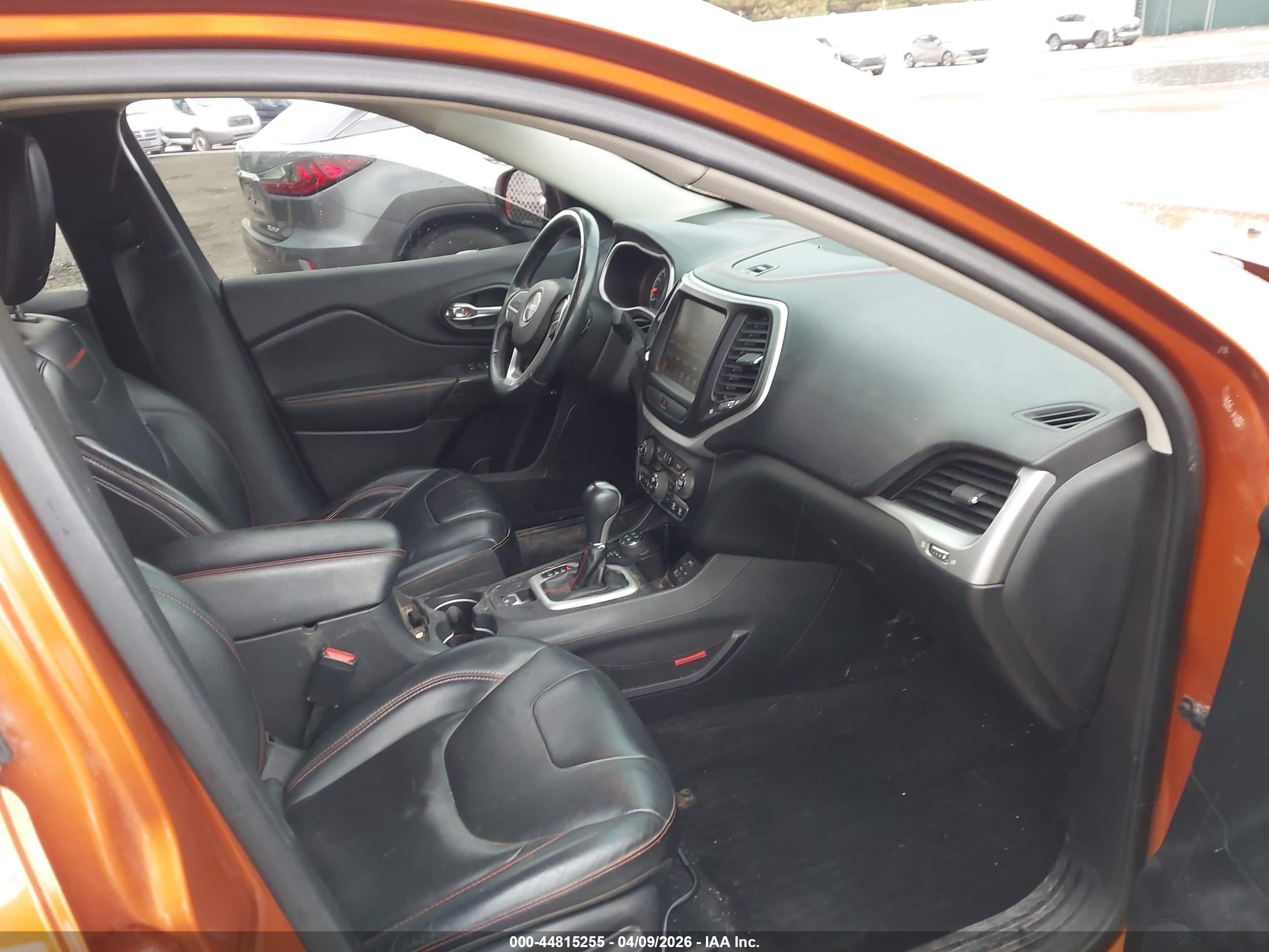 2015 Jeep Cherokee Trailhawk Orange vin: 1C4PJMBS6FW646182