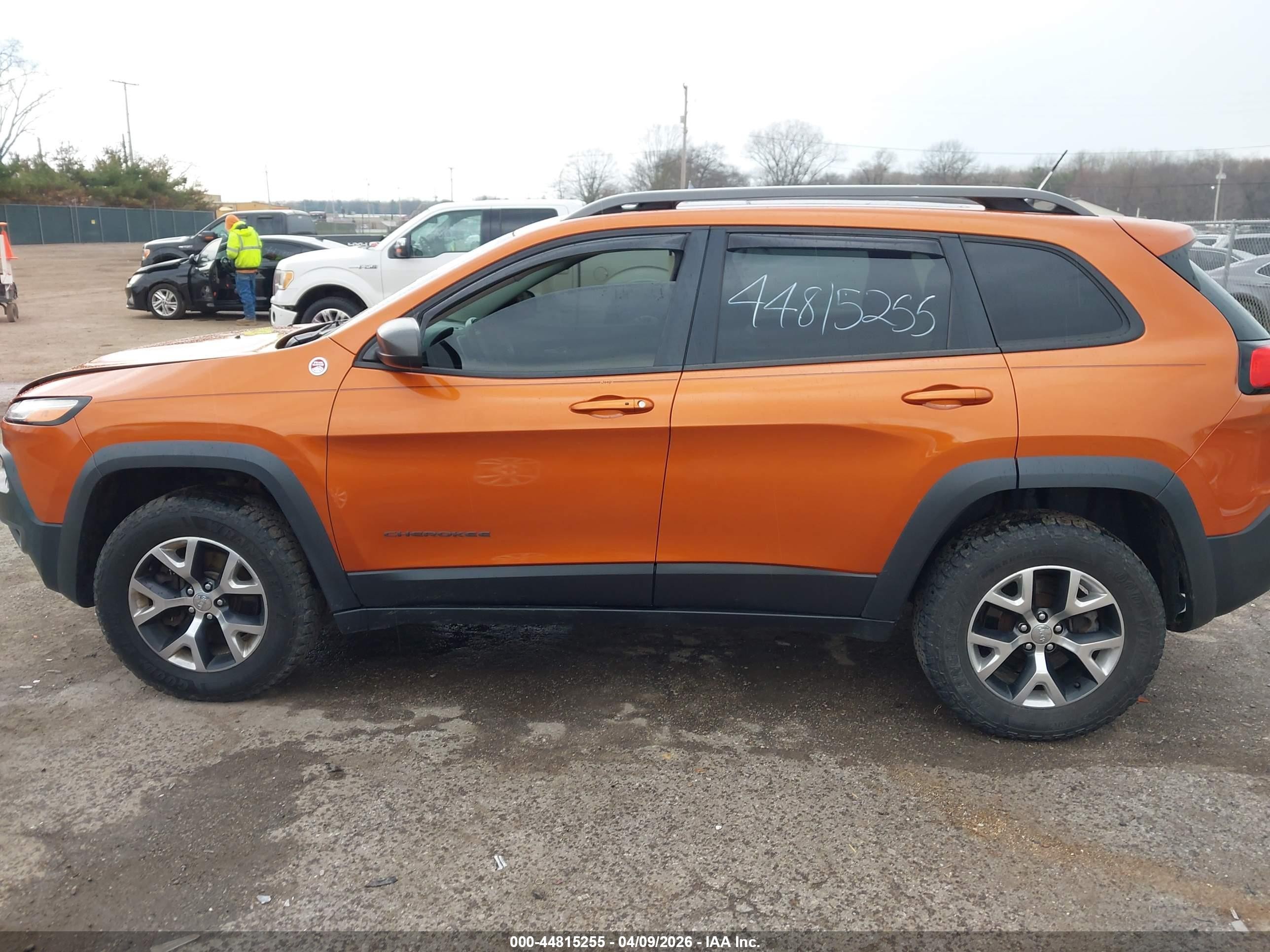 2015 Jeep Cherokee Trailhawk Orange vin: 1C4PJMBS6FW646182
