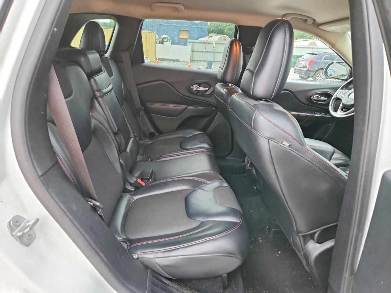 2015 Jeep Cherokee Trailhawk White vin: 1C4PJMBS6FW667436