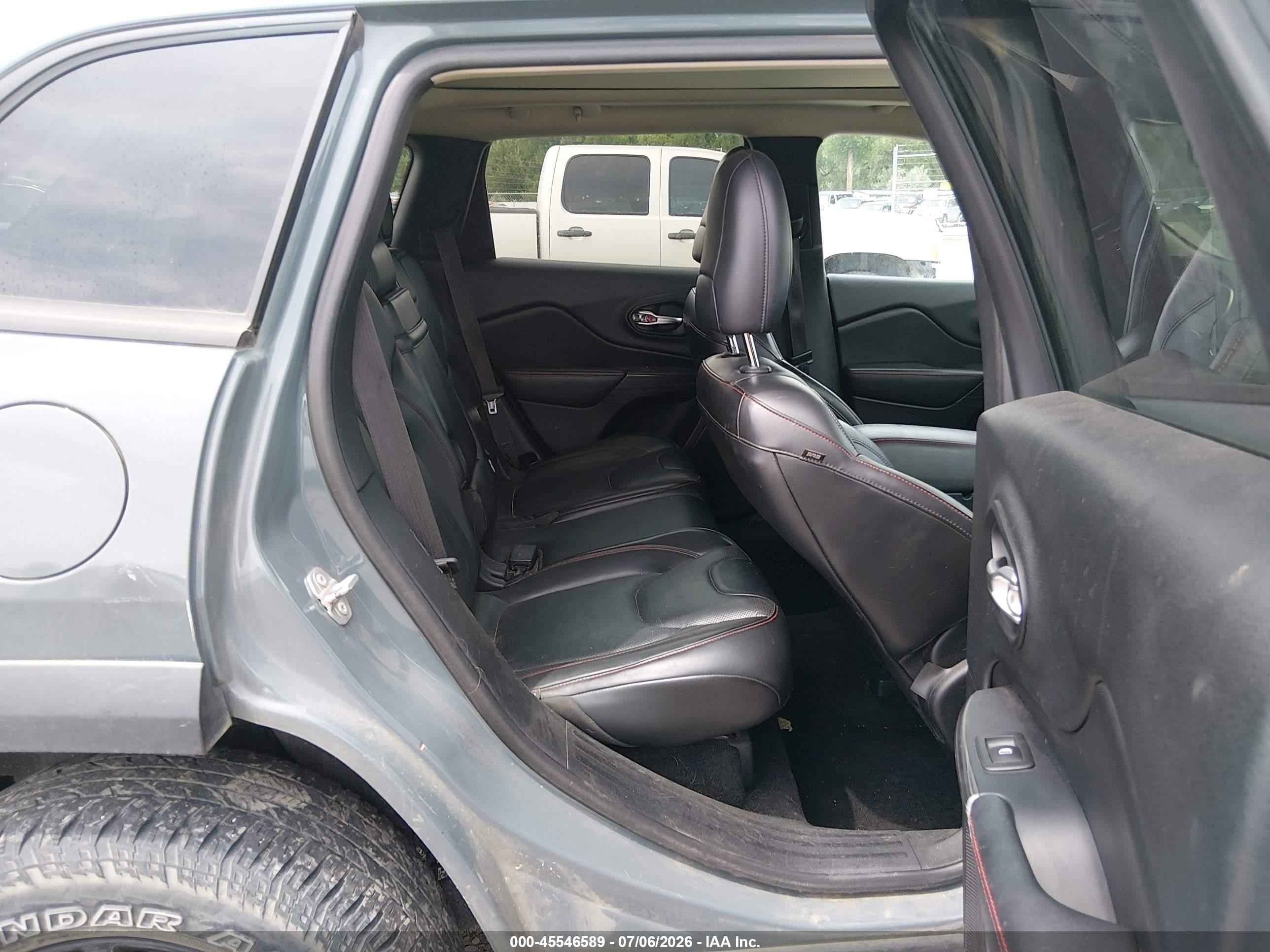 2015 Jeep Cherokee Trailhawk Gray vin: 1C4PJMBS6FW752017
