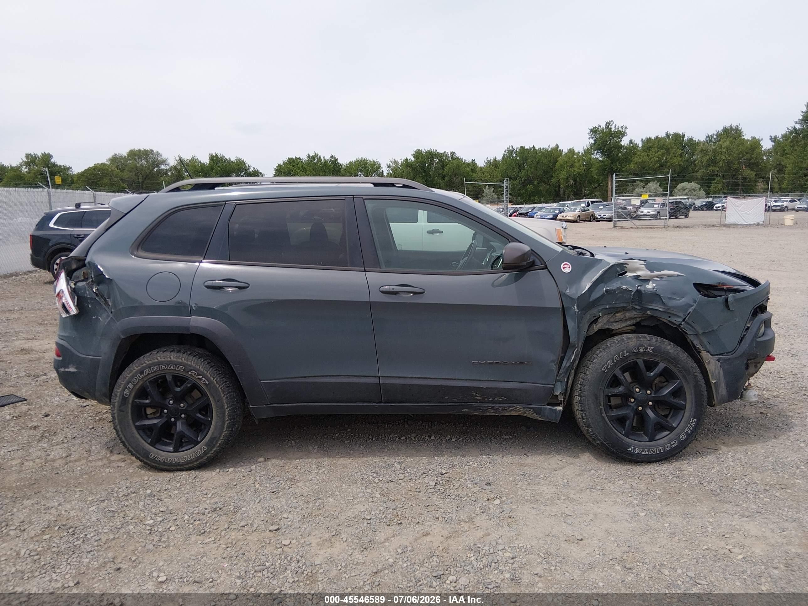 2015 Jeep Cherokee Trailhawk Gray vin: 1C4PJMBS6FW752017