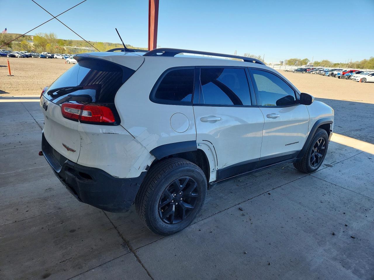 2015 Jeep Cherokee Trailhawk White vin: 1C4PJMBS6FW756455
