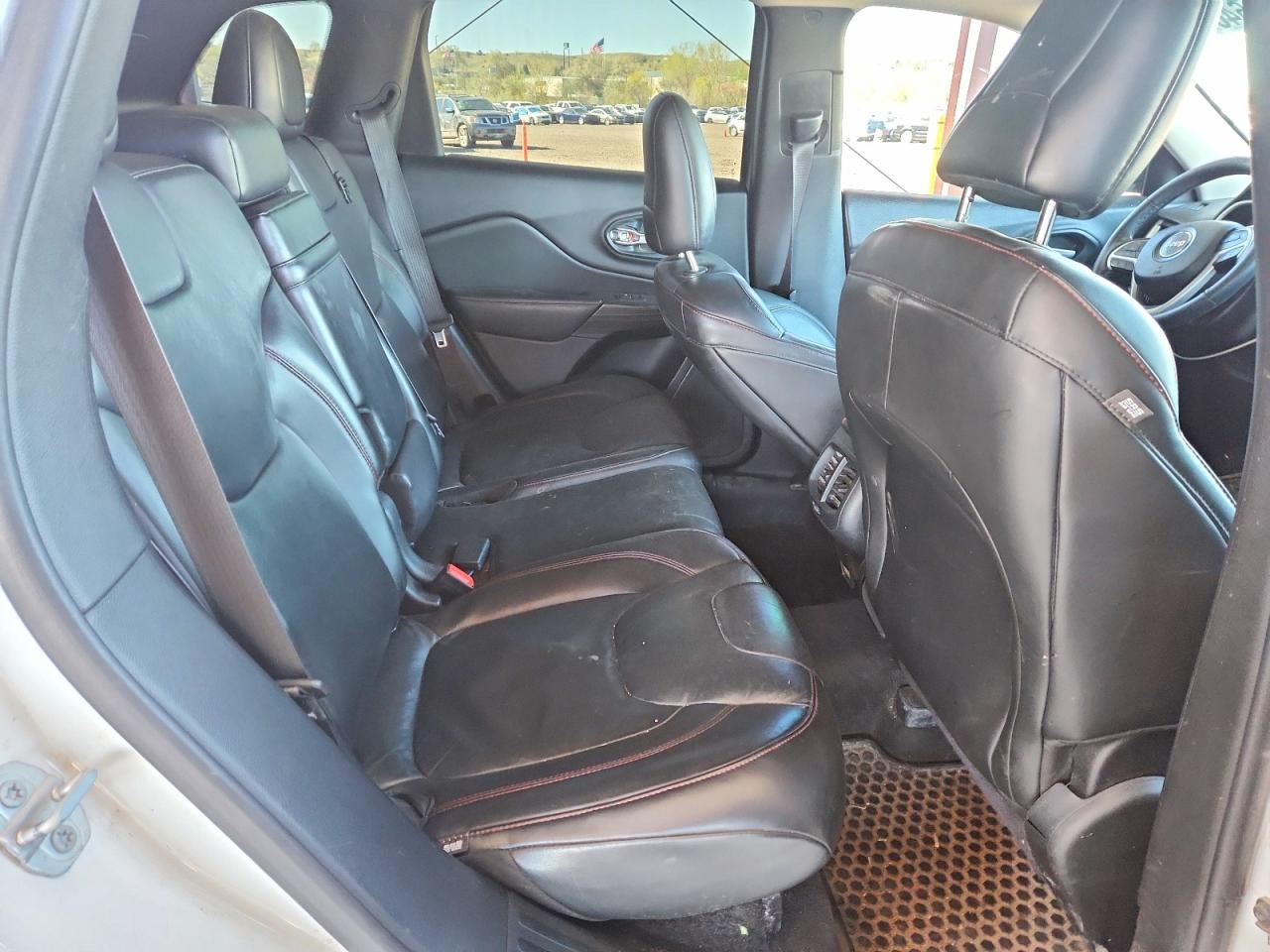 2015 Jeep Cherokee Trailhawk White vin: 1C4PJMBS6FW756455