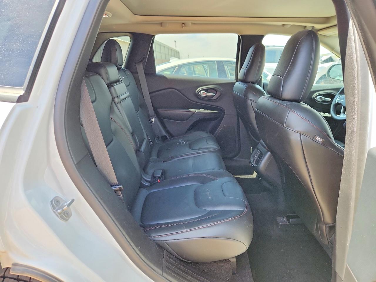 2015 Jeep Cherokee Trailhawk White vin: 1C4PJMBS7FW624806