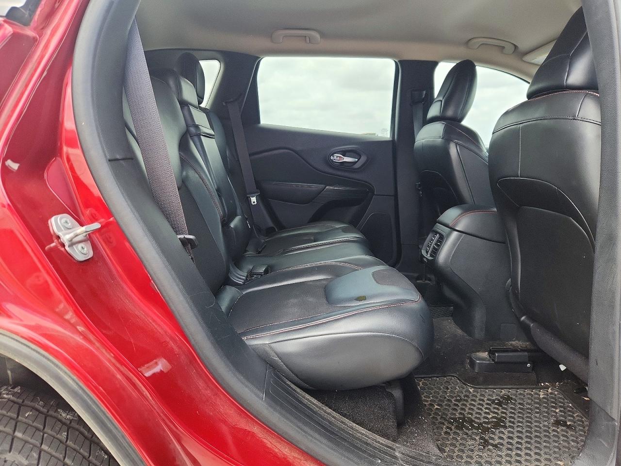 2015 Jeep Cherokee Trailhawk Red vin: 1C4PJMBS7FW651505
