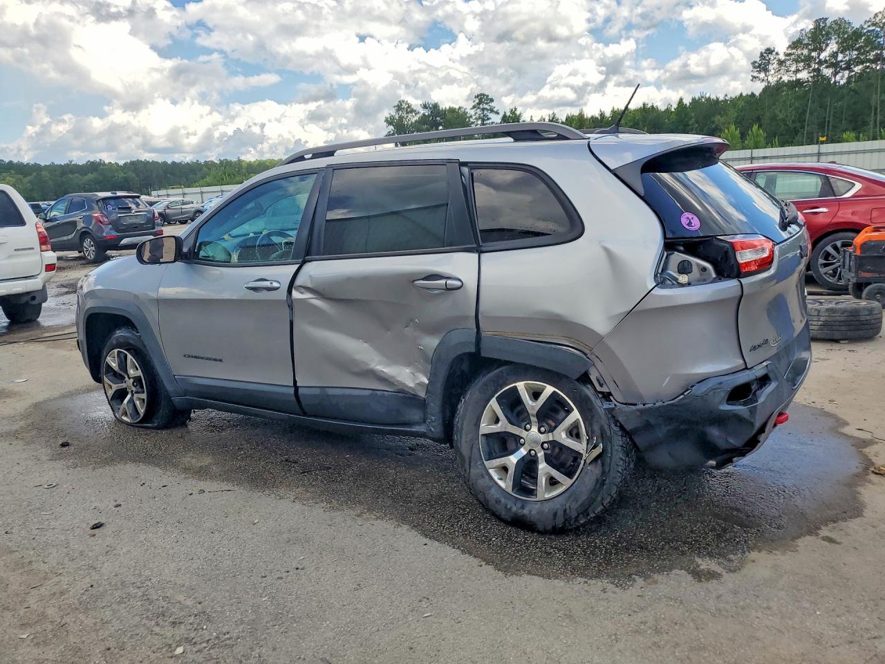 2015 Jeep Cherokee Trailhawk Silver vin: 1C4PJMBS7FW713436