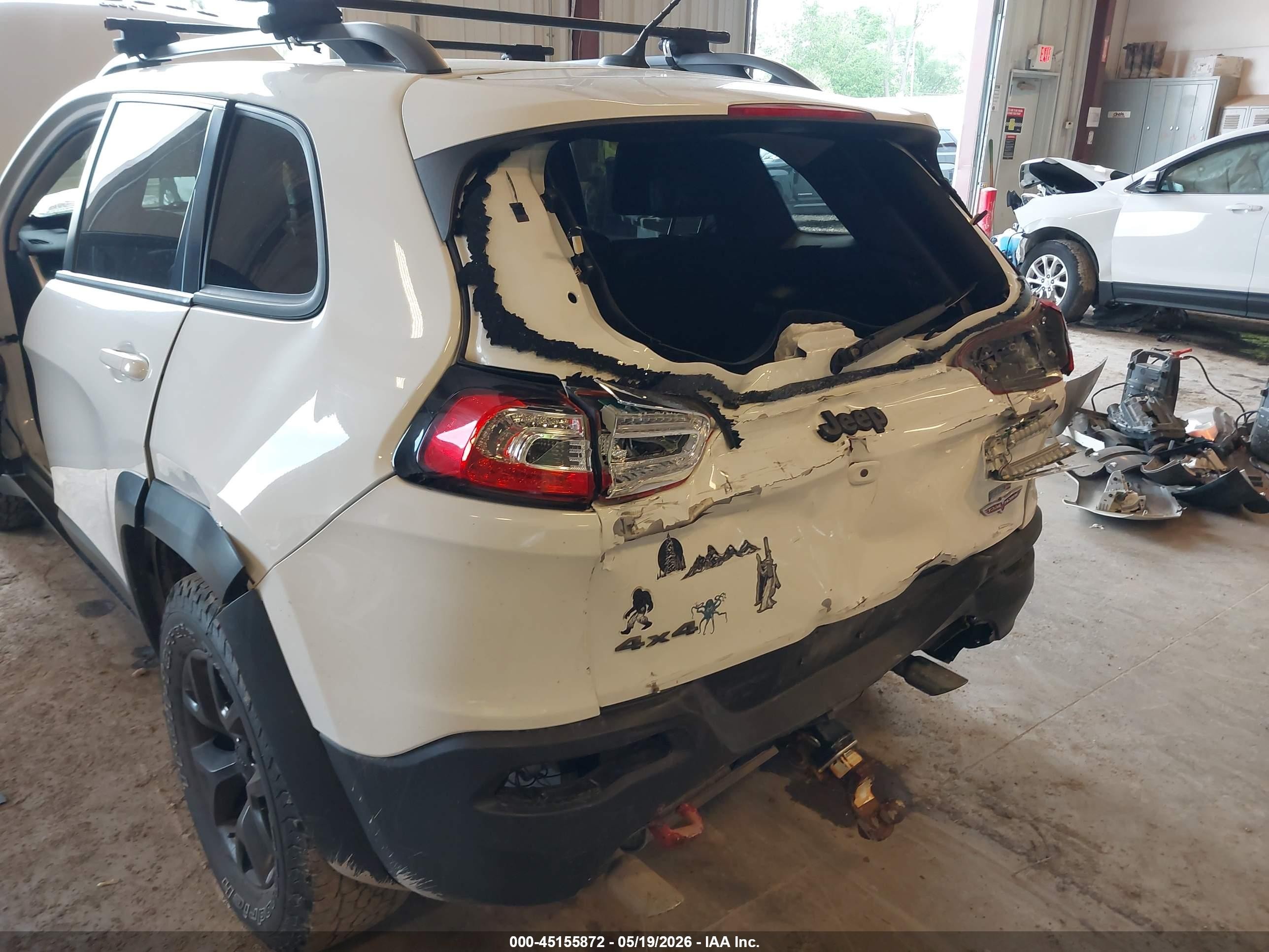2015 Jeep Cherokee Trailhawk White vin: 1C4PJMBS7FW728938