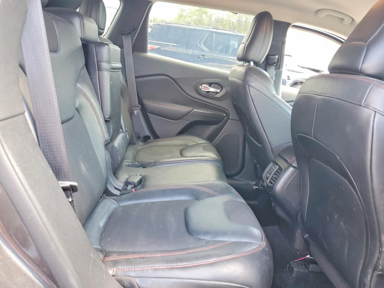 2015 Jeep Cherokee Trailhawk Gray vin: 1C4PJMBS8FW501497