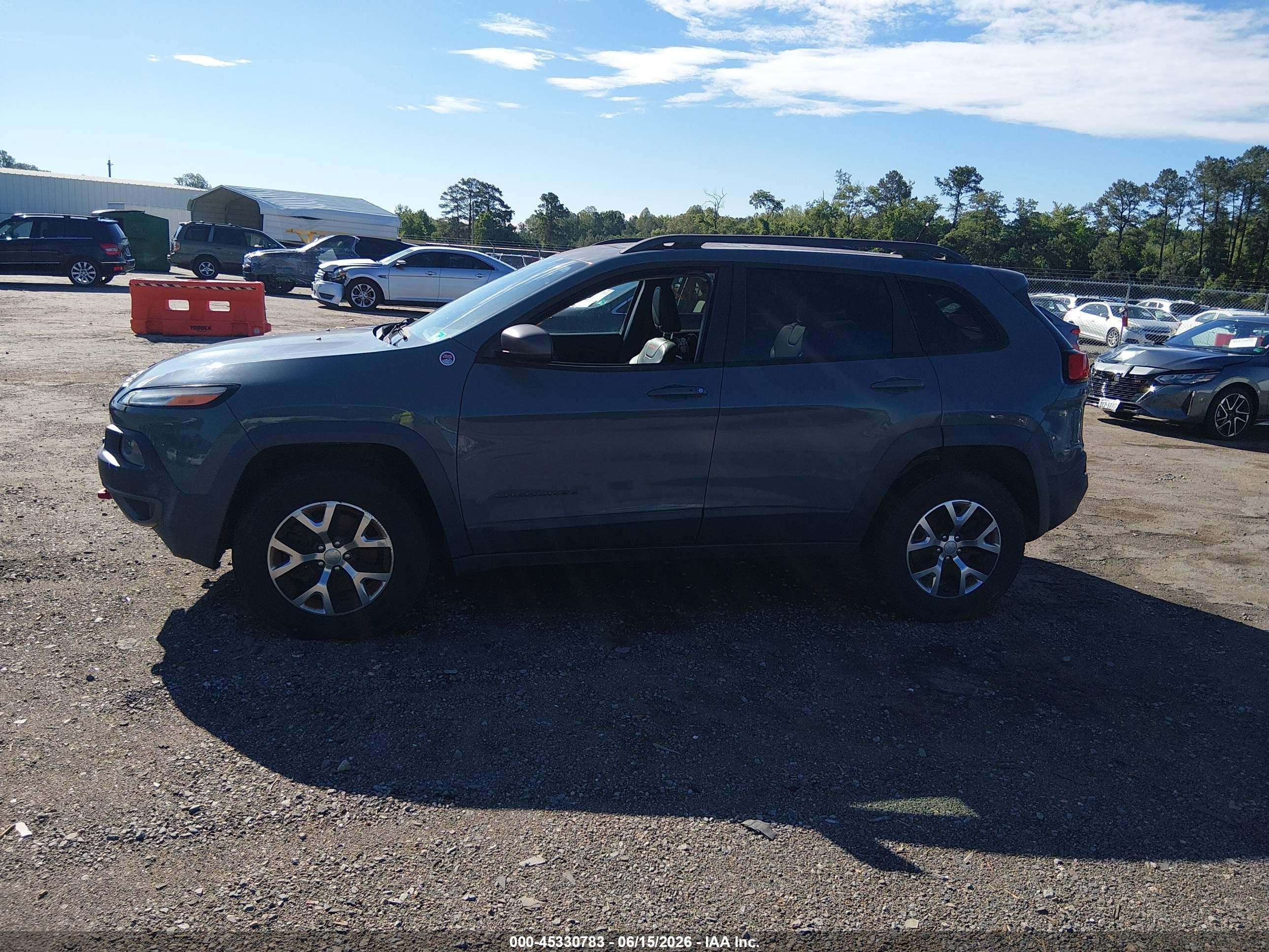 2015 Jeep Cherokee Trailhawk Gray vin: 1C4PJMBS8FW625799