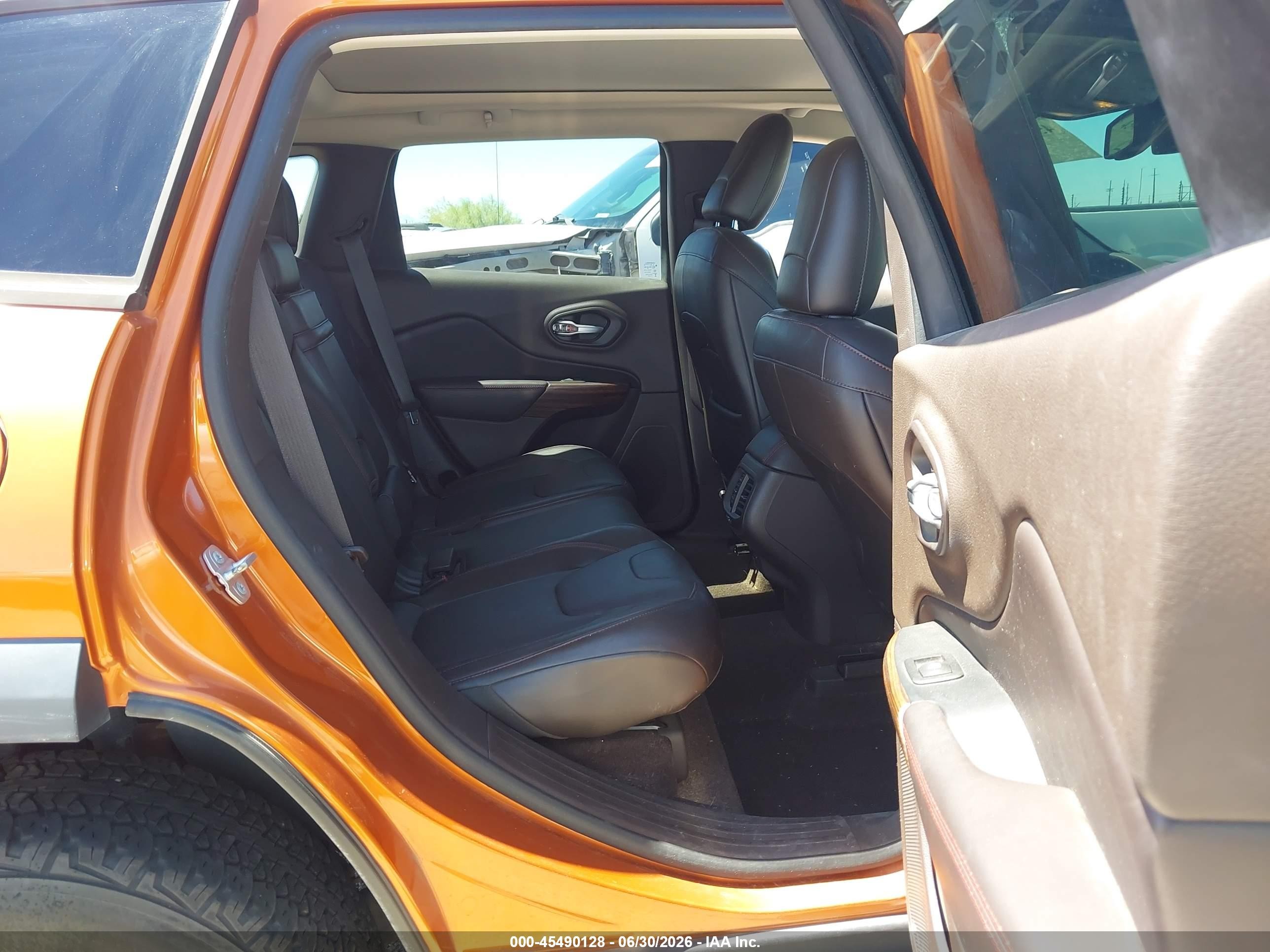 2015 Jeep Cherokee Trailhawk Orange vin: 1C4PJMBS8FW693973
