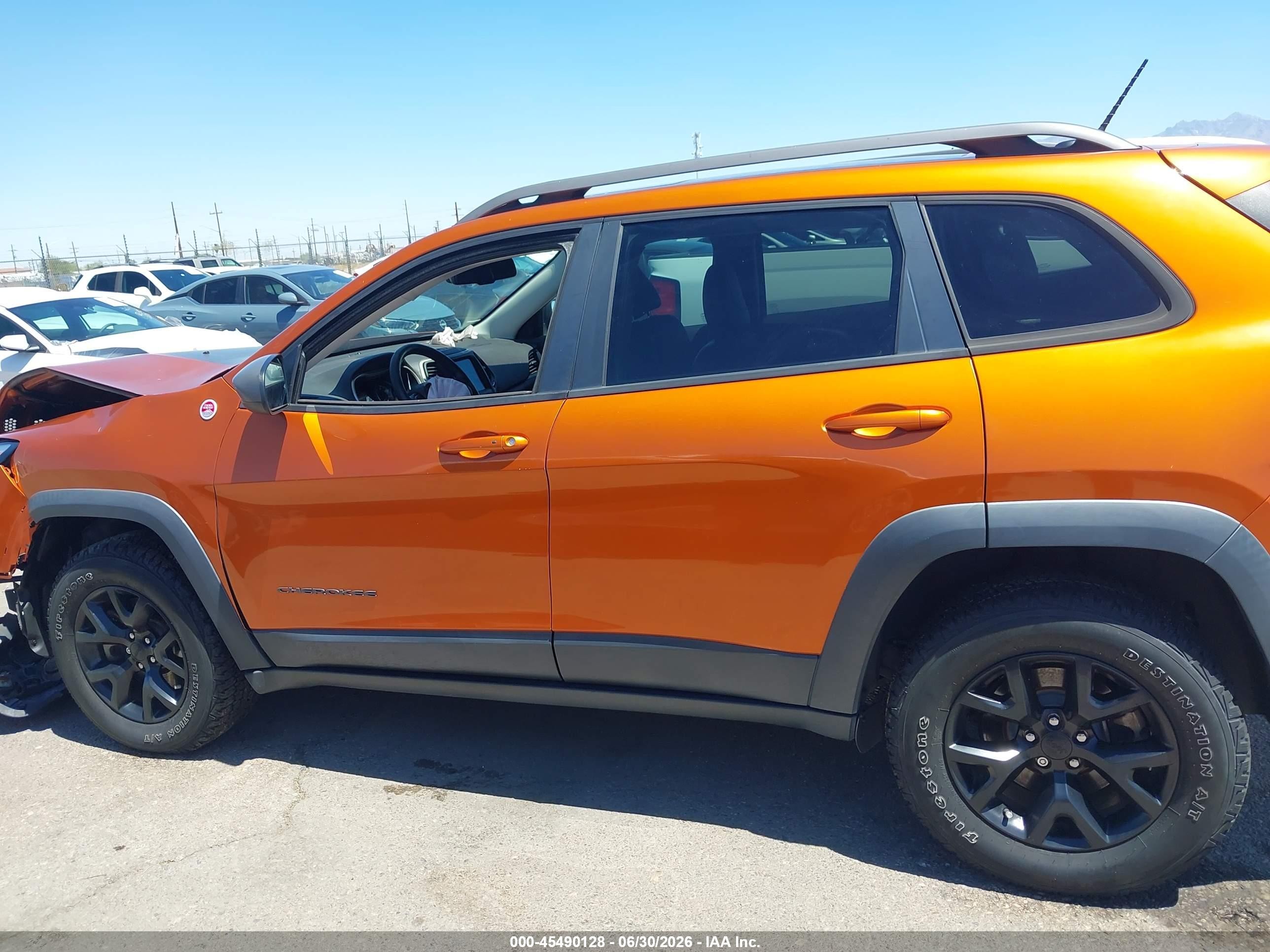 2015 Jeep Cherokee Trailhawk Orange vin: 1C4PJMBS8FW693973