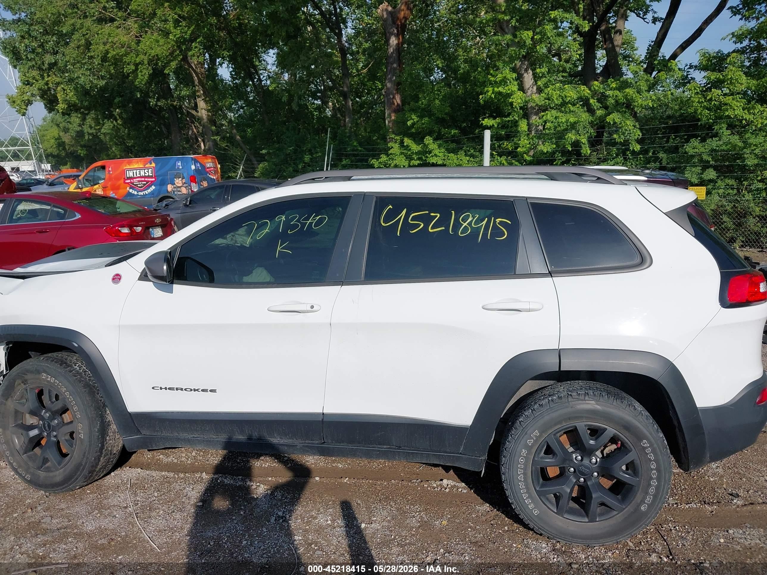 2015 Jeep Cherokee Trailhawk White vin: 1C4PJMBS8FW729340