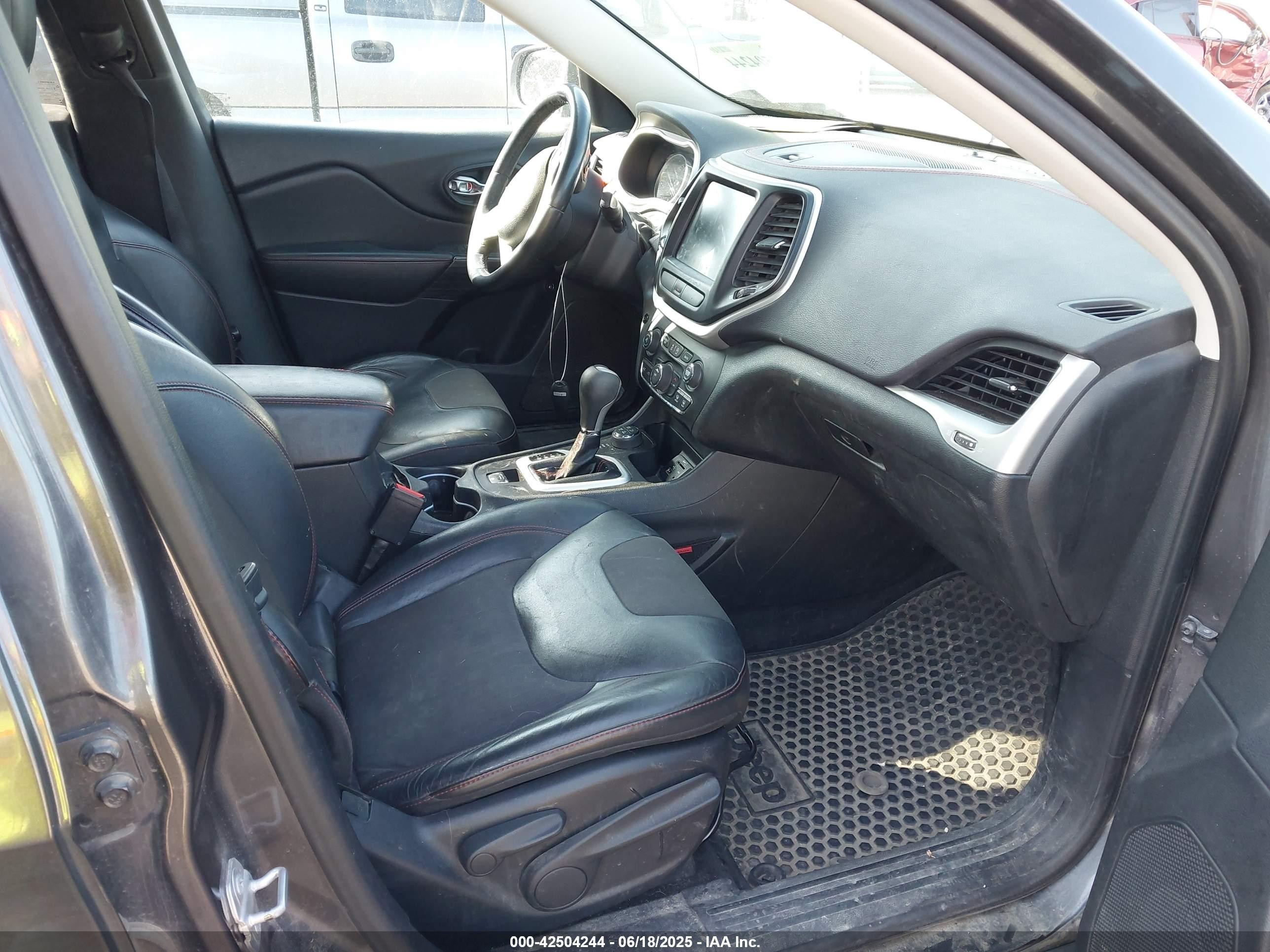 2015 Jeep Cherokee Trailhawk Gray vin: 1C4PJMBS8FW735607