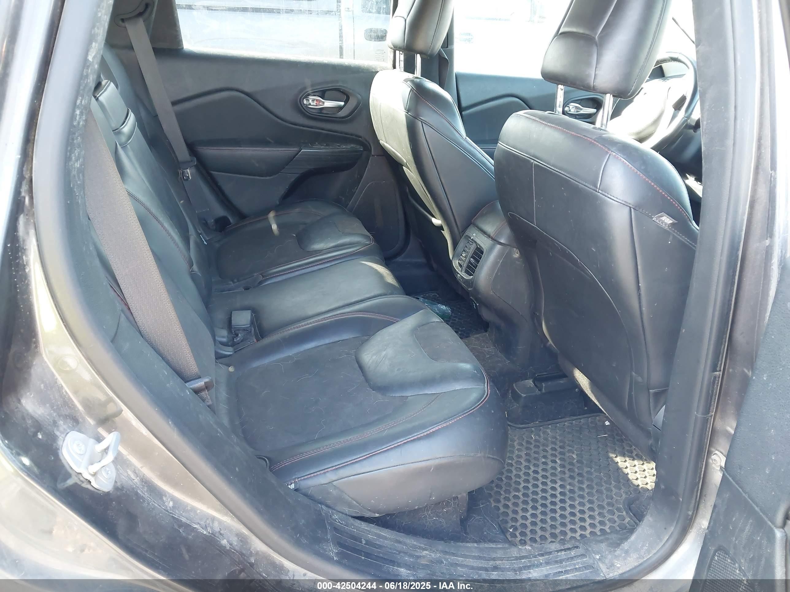 2015 Jeep Cherokee Trailhawk Gray vin: 1C4PJMBS8FW735607