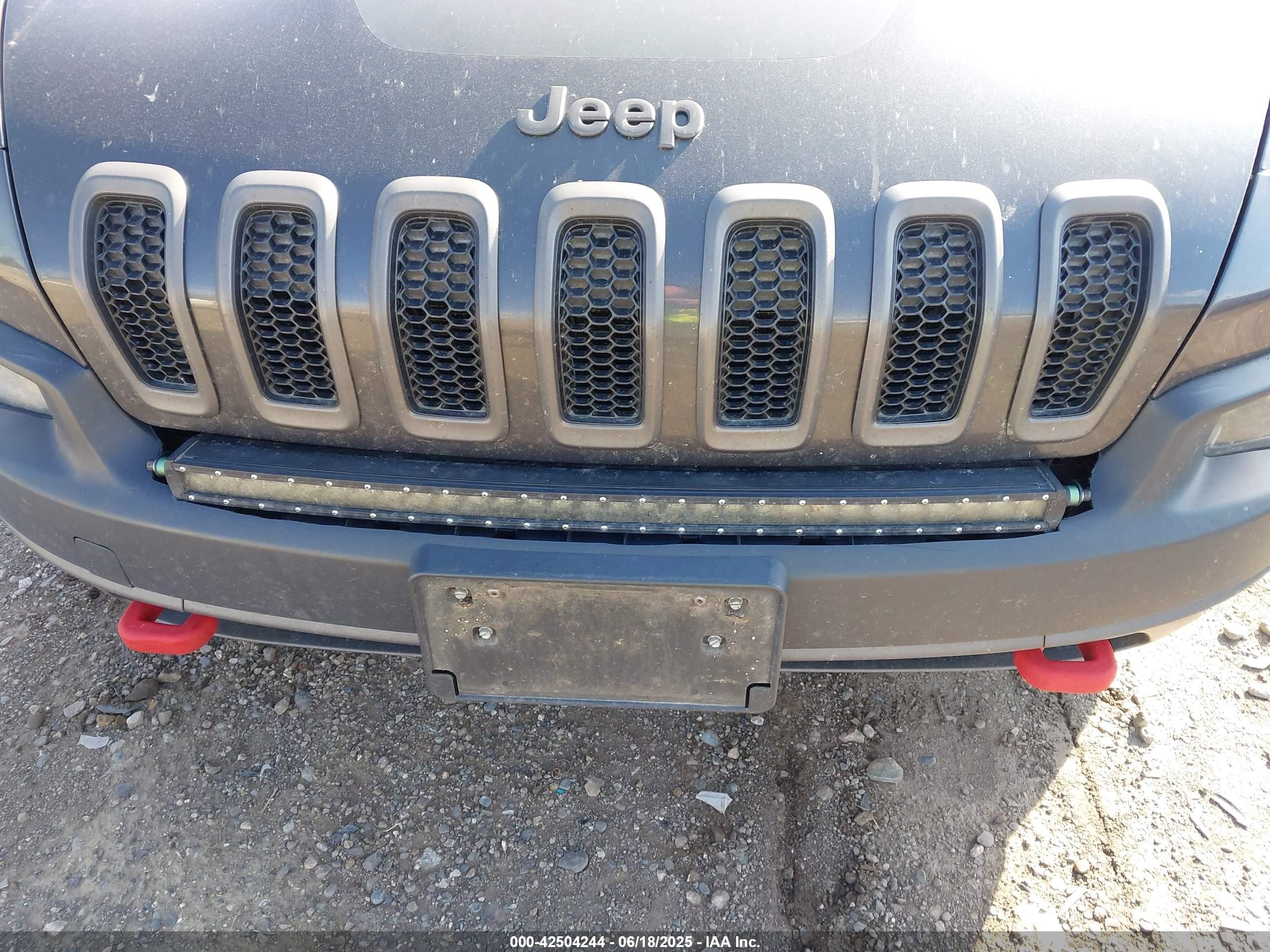 2015 Jeep Cherokee Trailhawk Gray vin: 1C4PJMBS8FW735607