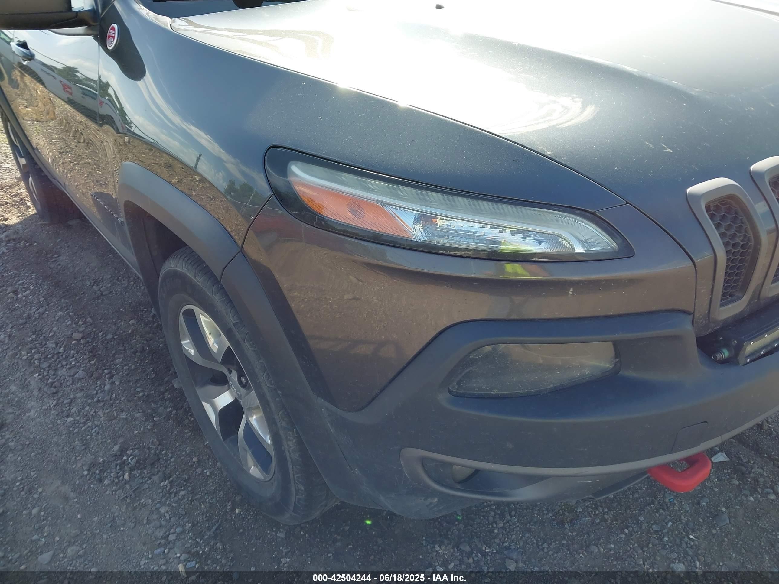 2015 Jeep Cherokee Trailhawk Gray vin: 1C4PJMBS8FW735607