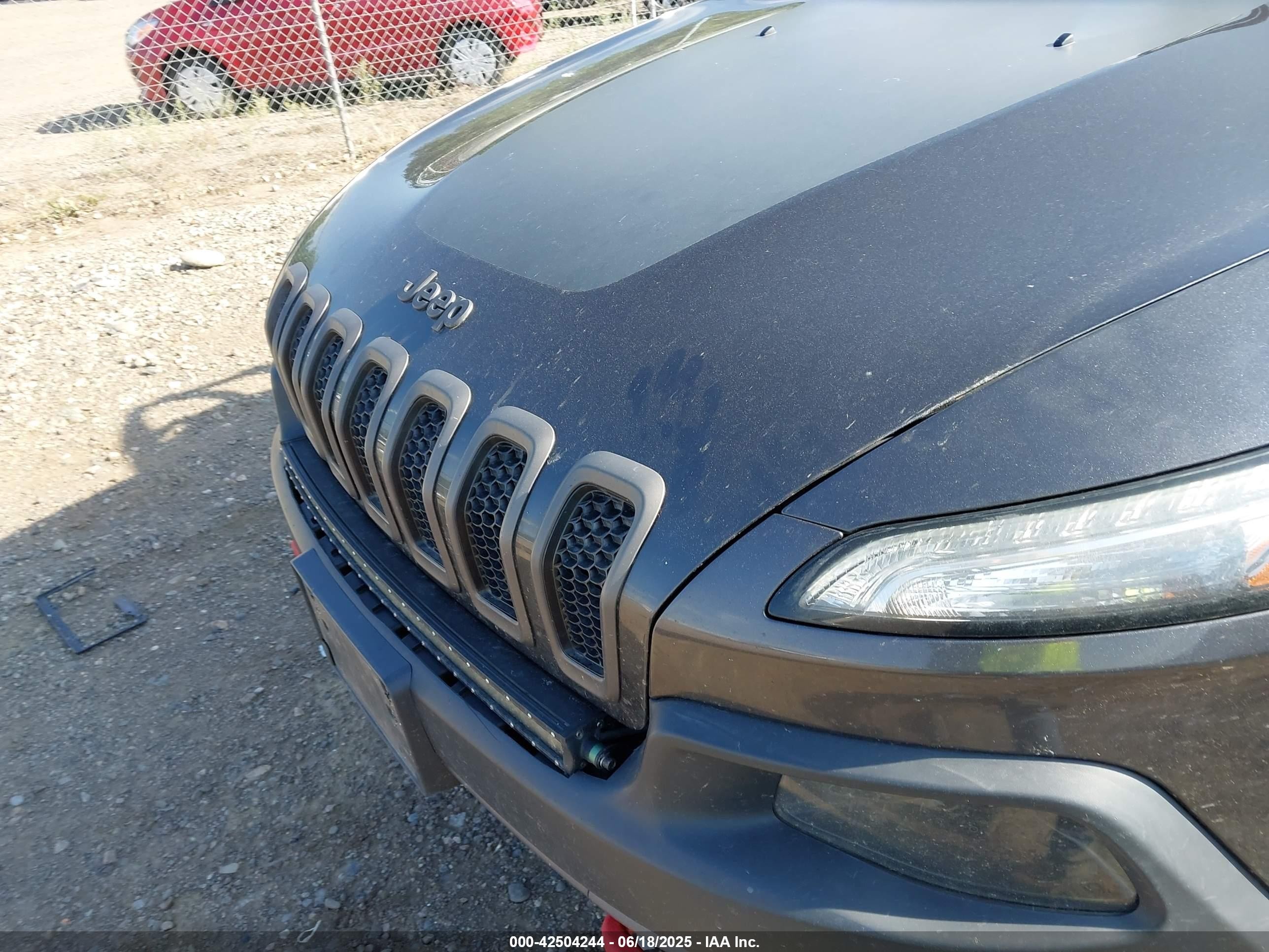 2015 Jeep Cherokee Trailhawk Gray vin: 1C4PJMBS8FW735607