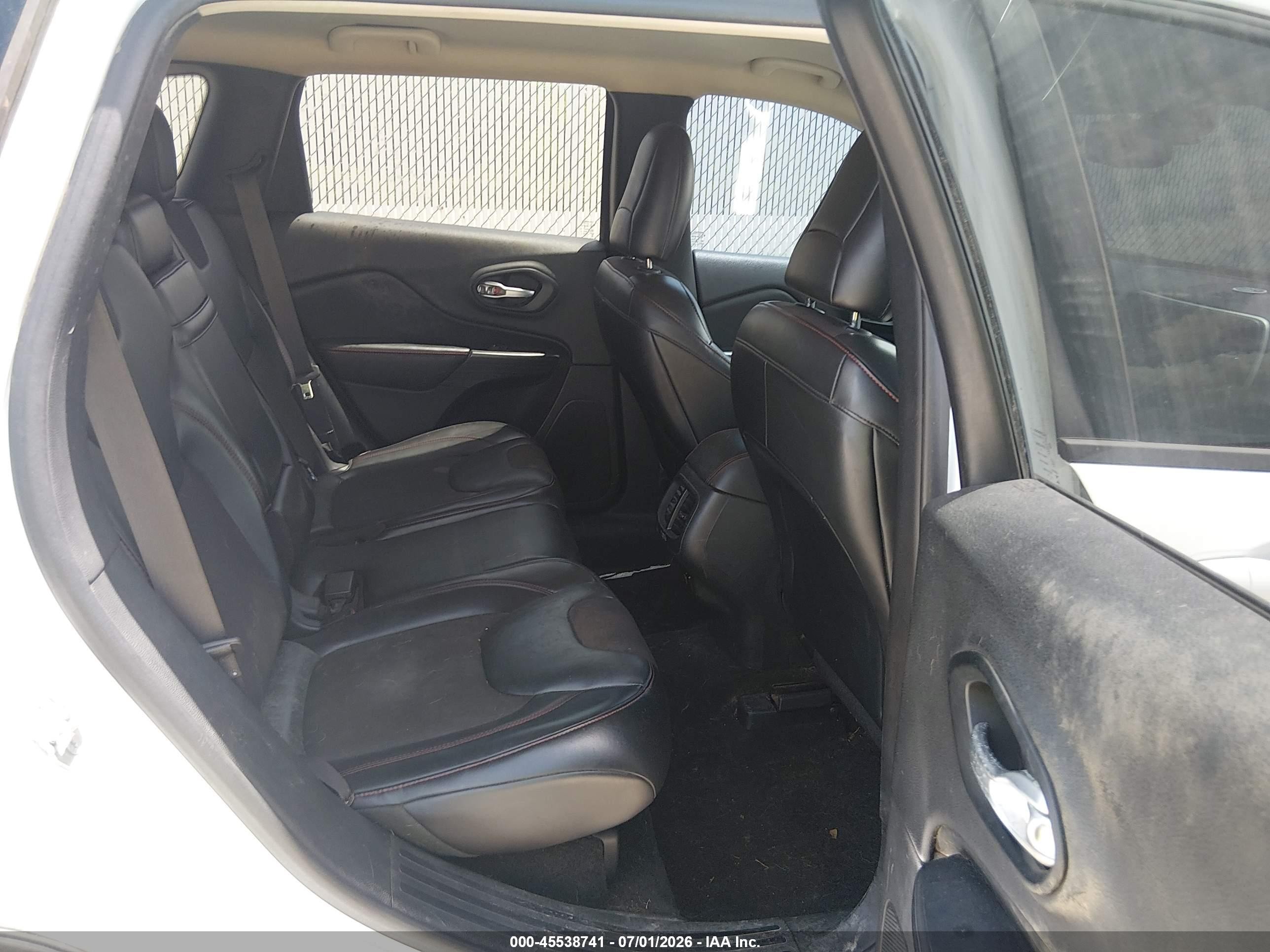 2015 Jeep Cherokee Trailhawk White vin: 1C4PJMBS9FW758829