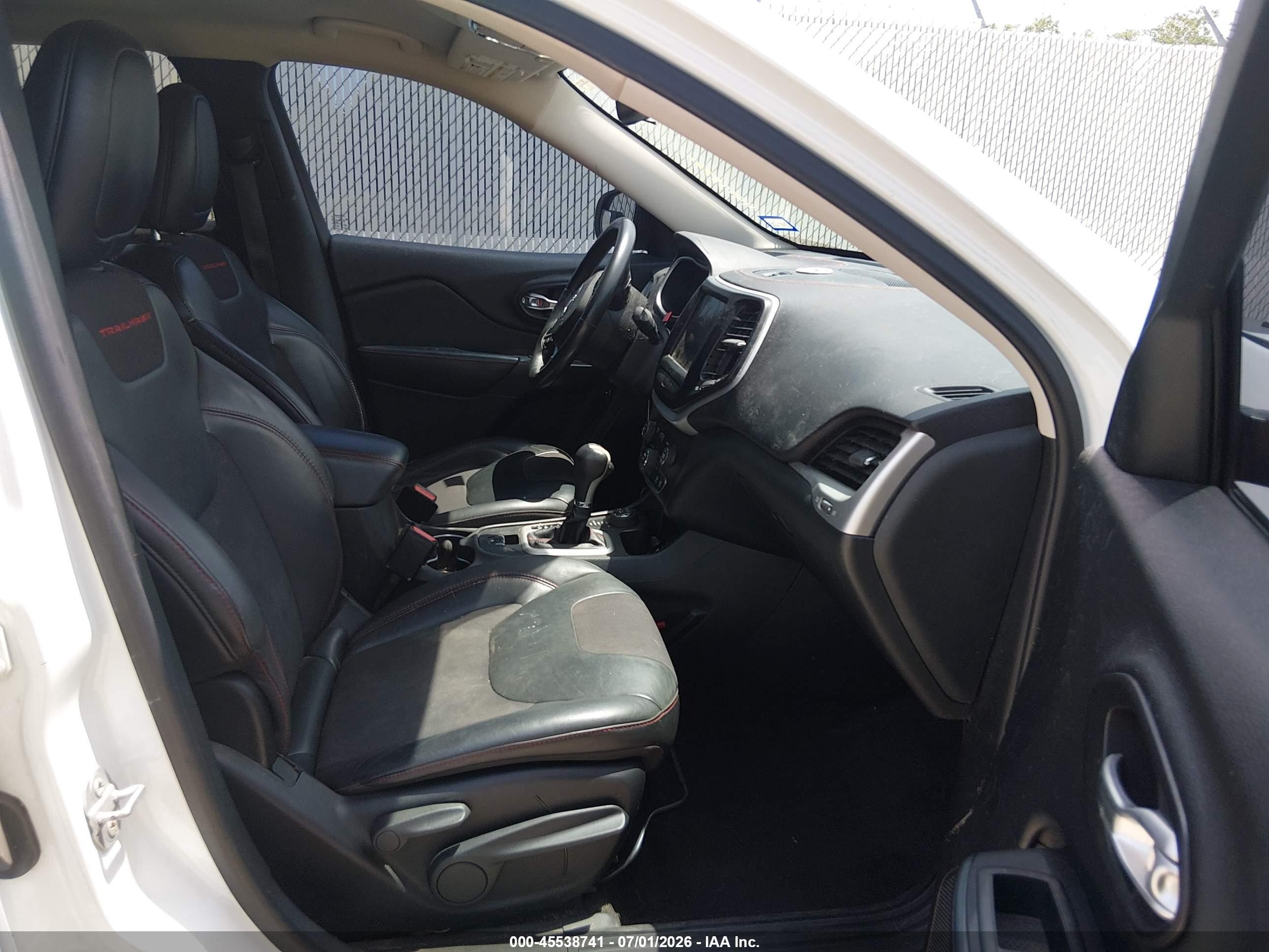 2015 Jeep Cherokee Trailhawk White vin: 1C4PJMBS9FW758829