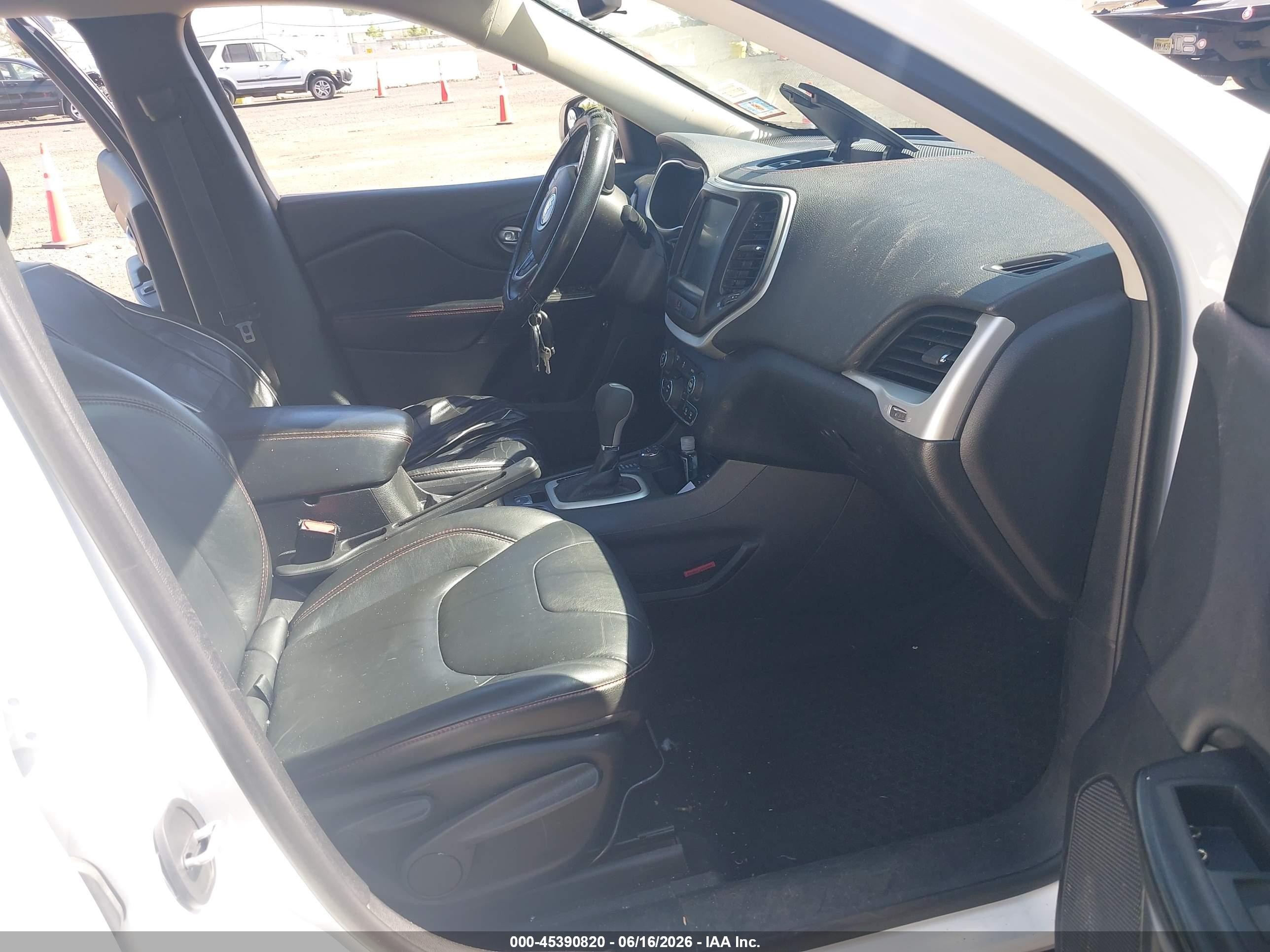 2014 Jeep Cherokee Trailhawk White vin: 1C4PJMBSXEW128302