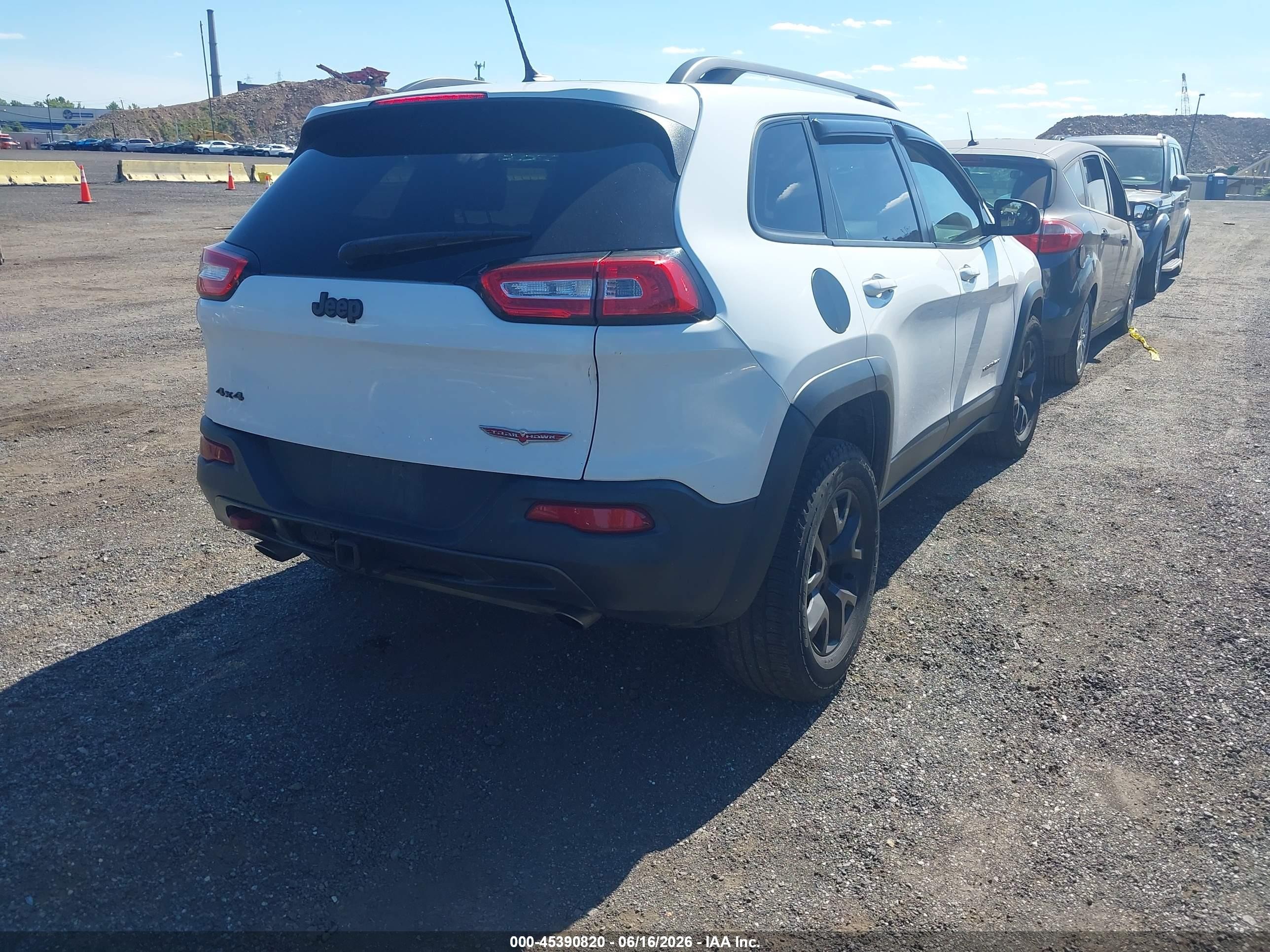 2014 Jeep Cherokee Trailhawk White vin: 1C4PJMBSXEW128302