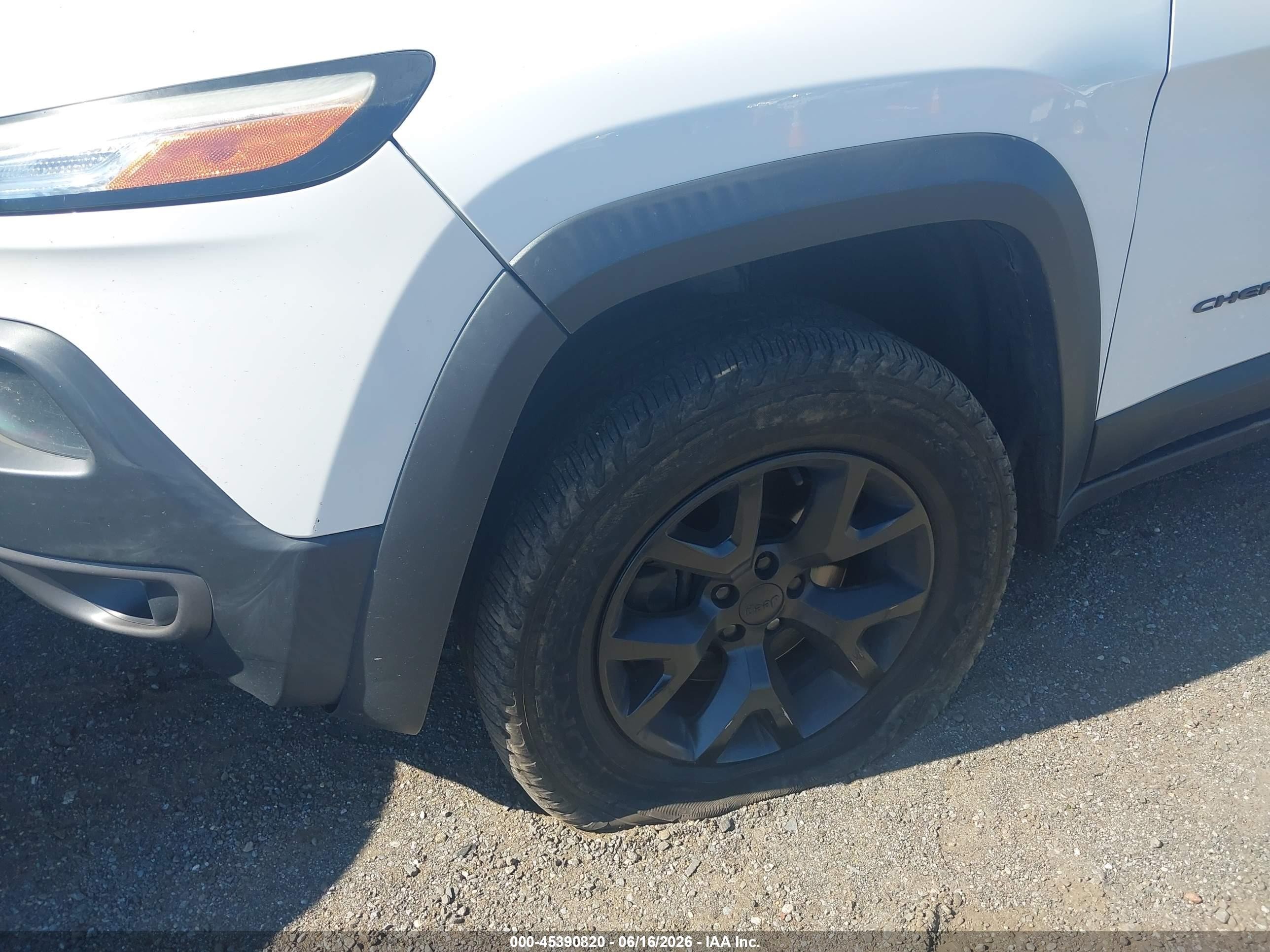2014 Jeep Cherokee Trailhawk White vin: 1C4PJMBSXEW128302