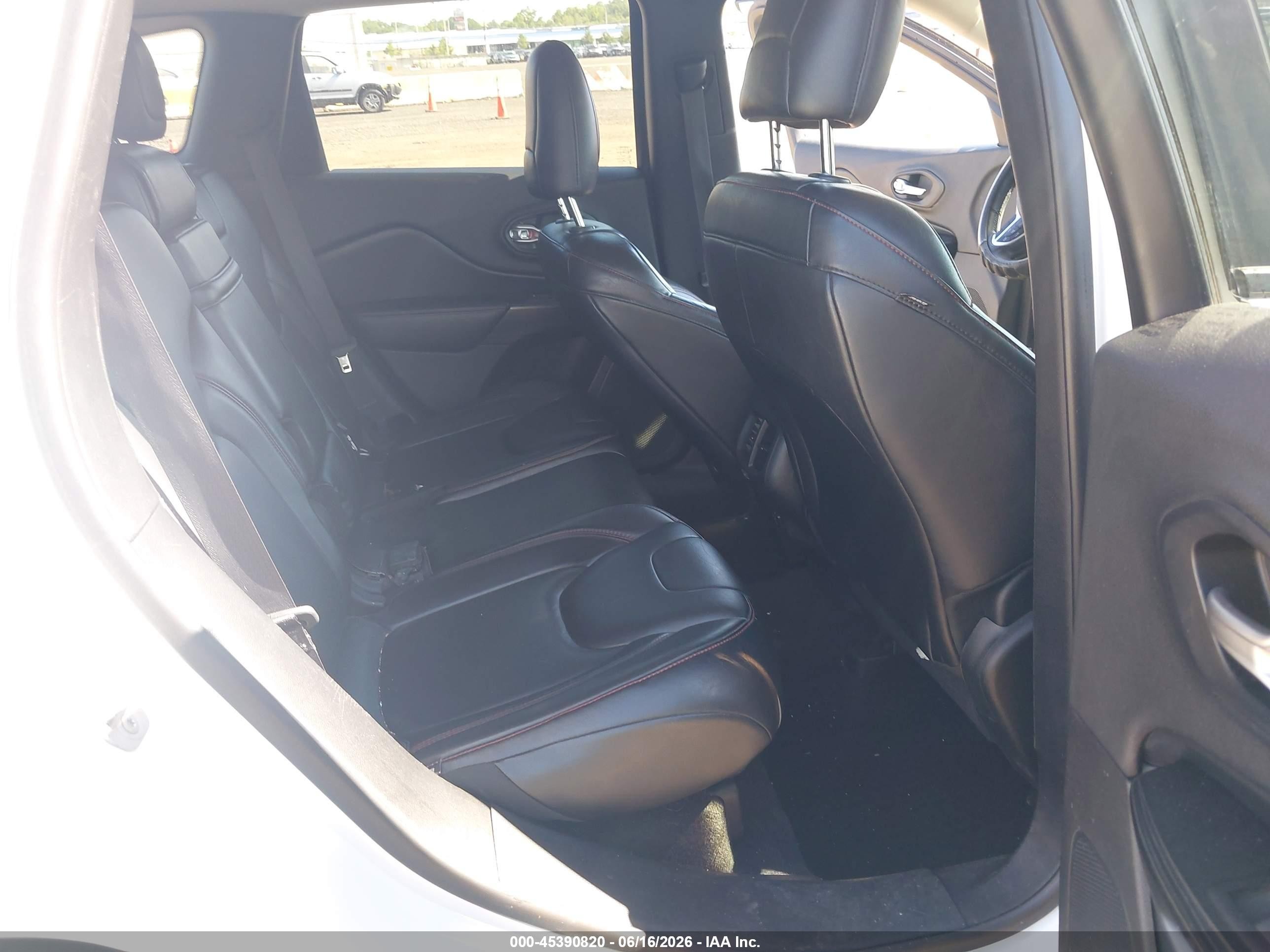 2014 Jeep Cherokee Trailhawk White vin: 1C4PJMBSXEW128302
