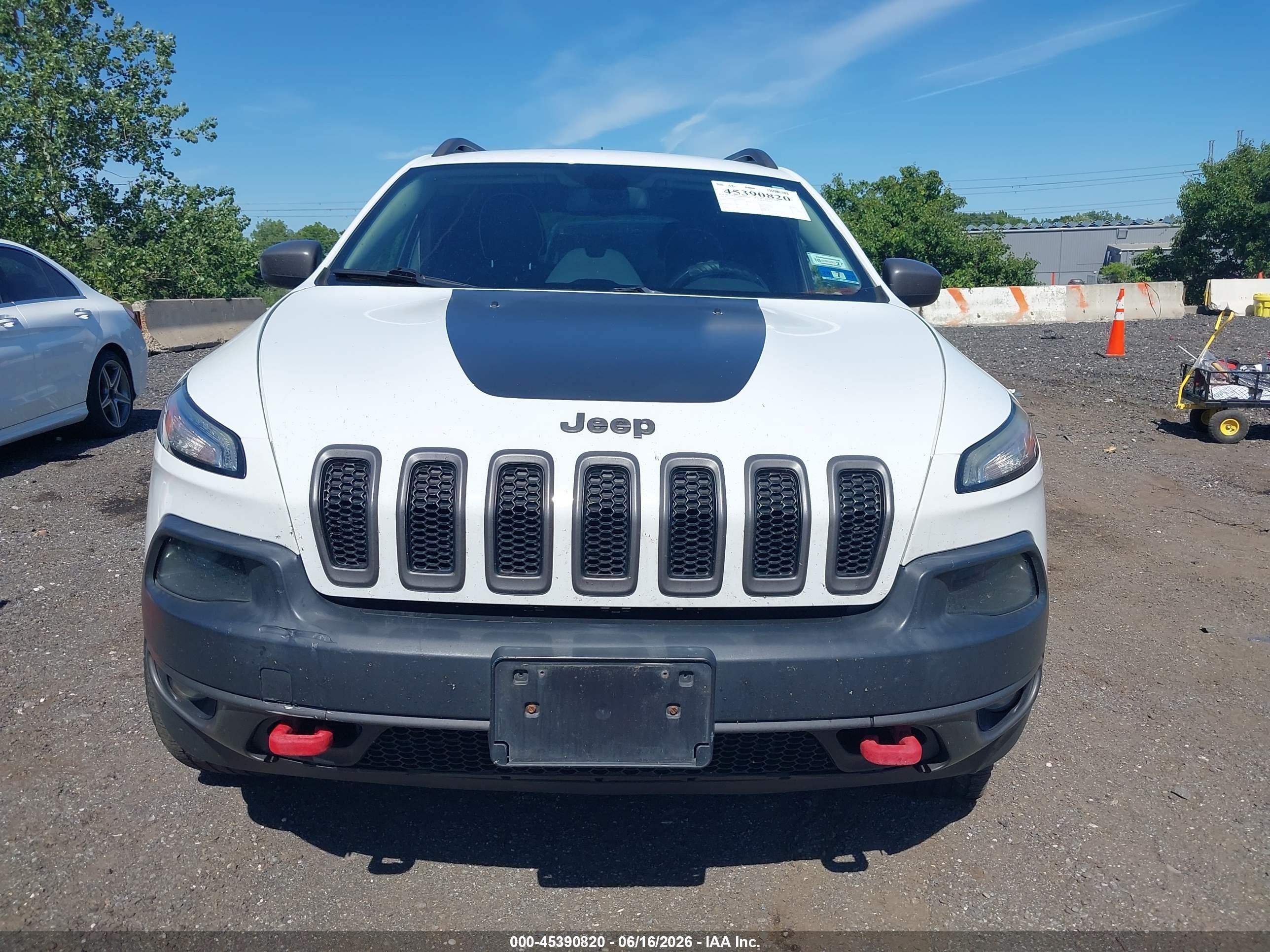 2014 Jeep Cherokee Trailhawk White vin: 1C4PJMBSXEW128302