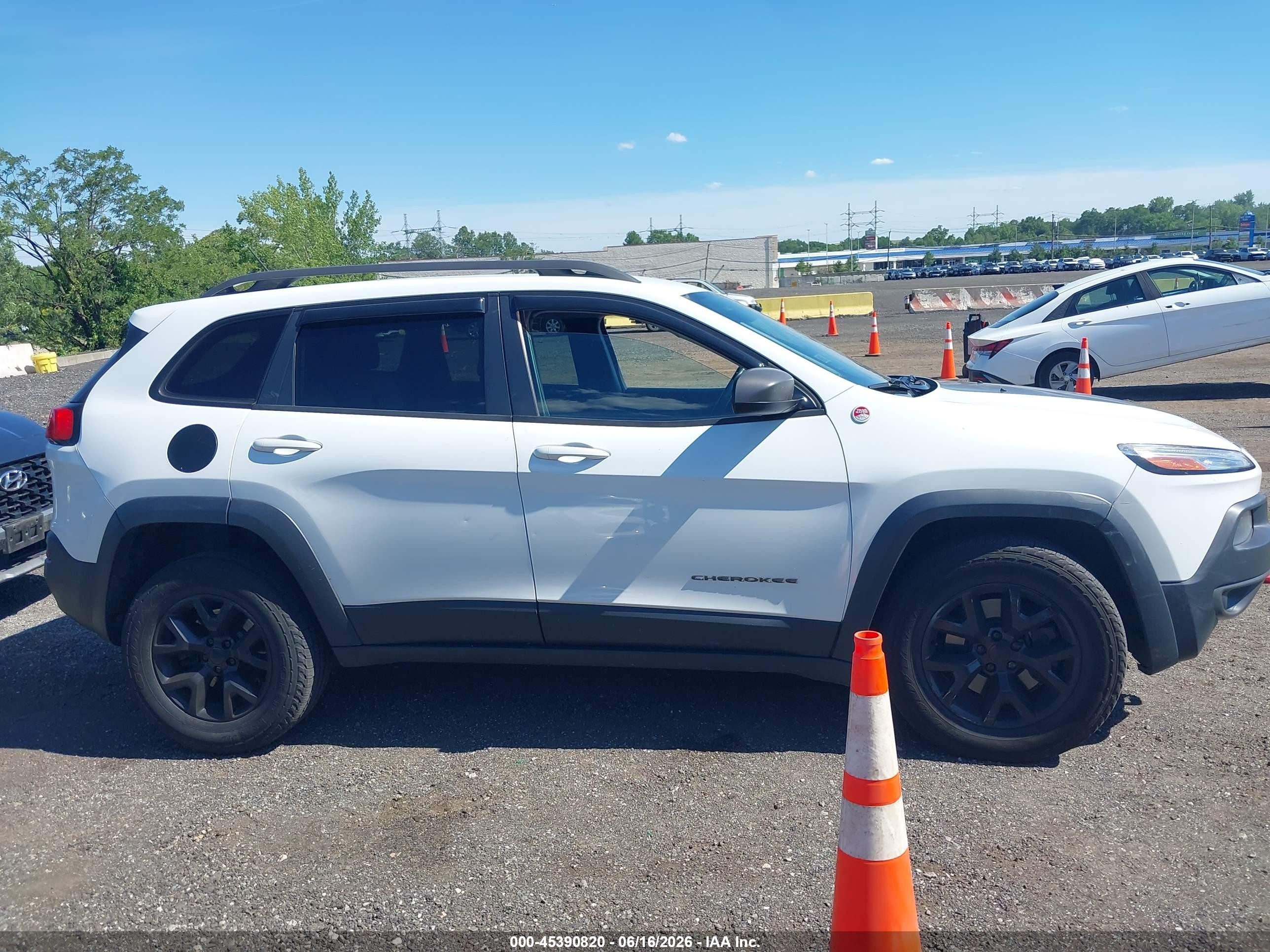 2014 Jeep Cherokee Trailhawk White vin: 1C4PJMBSXEW128302
