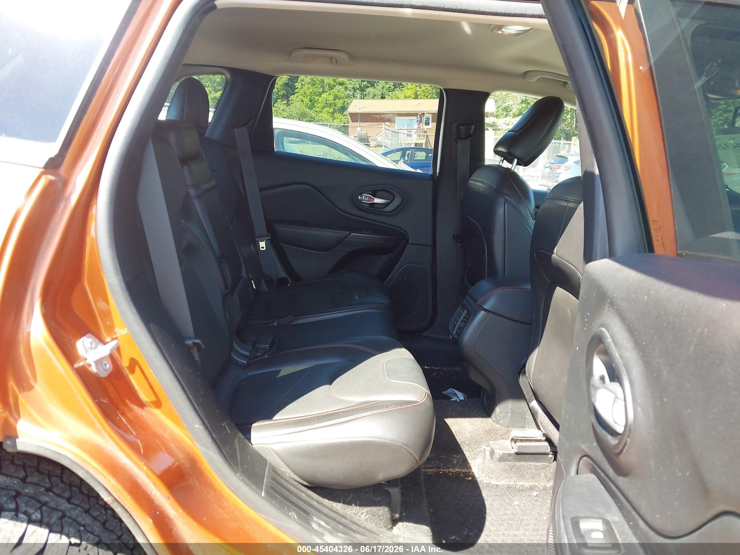 2015 Jeep Cherokee Trailhawk Orange vin: 1C4PJMBSXFW644063