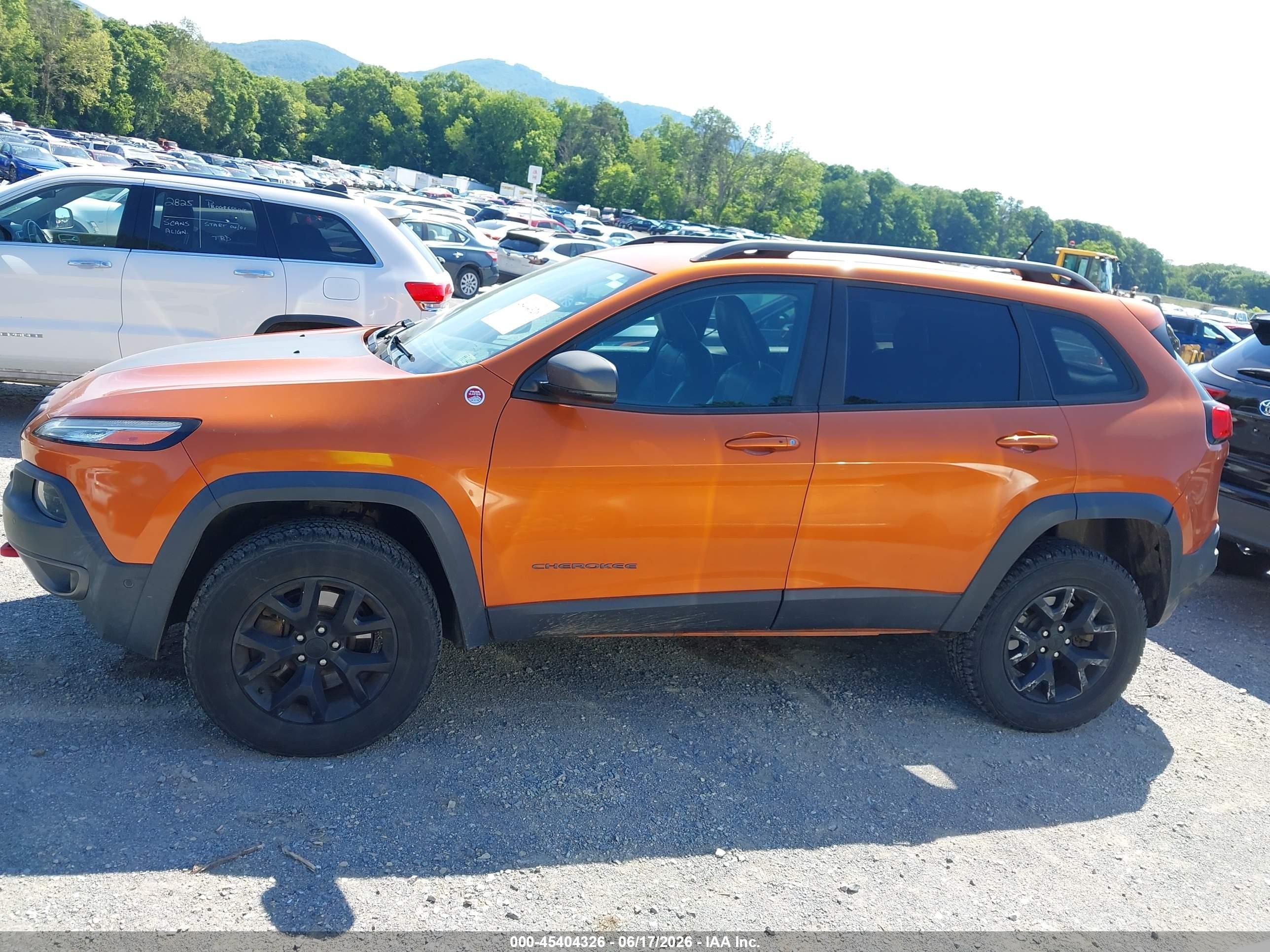 2015 Jeep Cherokee Trailhawk Orange vin: 1C4PJMBSXFW644063