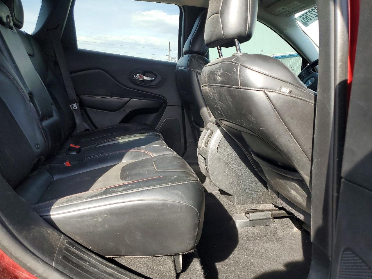2019 Jeep Cherokee Trailhawk Burgundy vin: 1C4PJMBX1KD440740