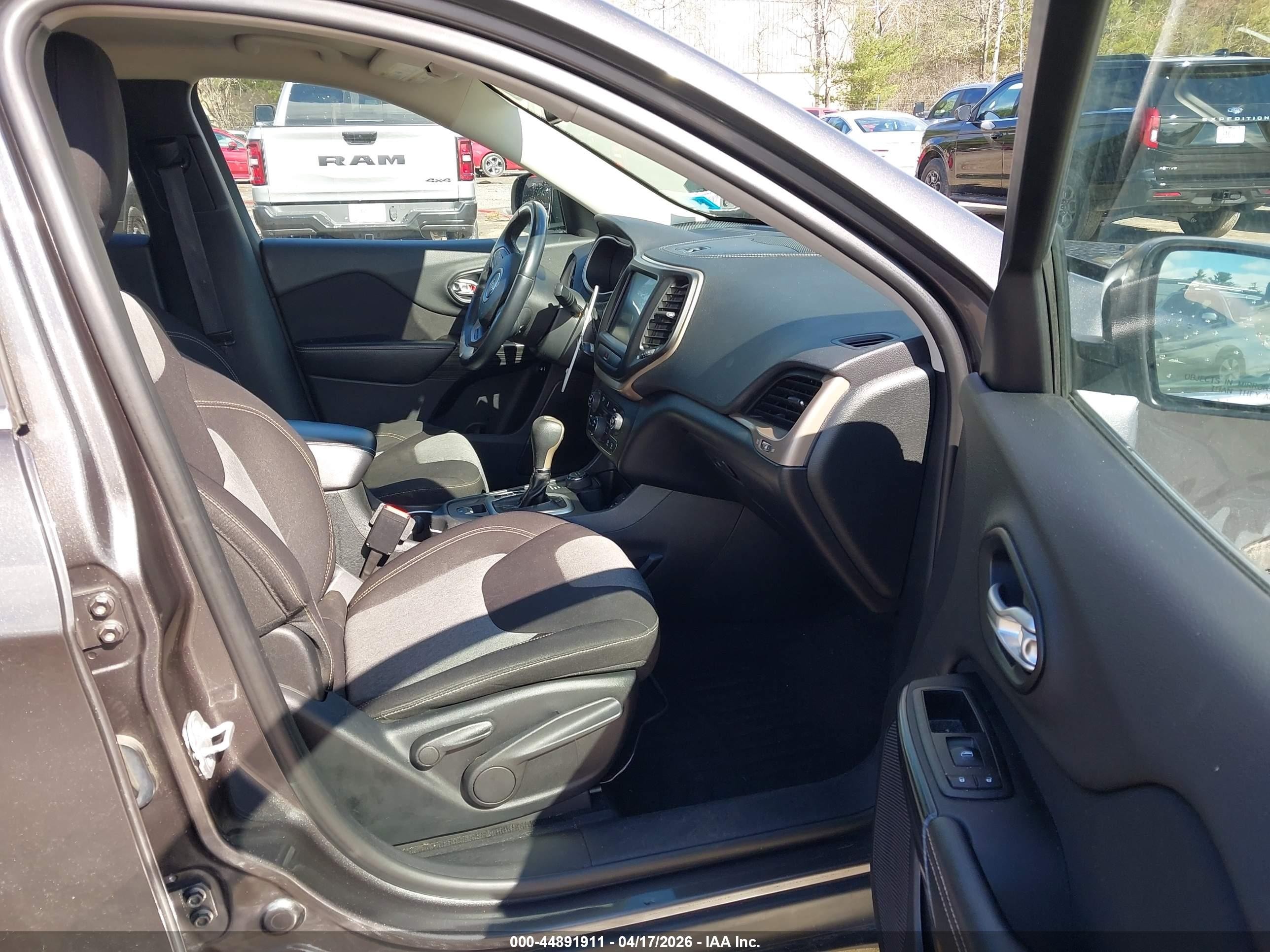 2014 Jeep Cherokee Latitude Gray vin: 1C4PJMCB0EW137895