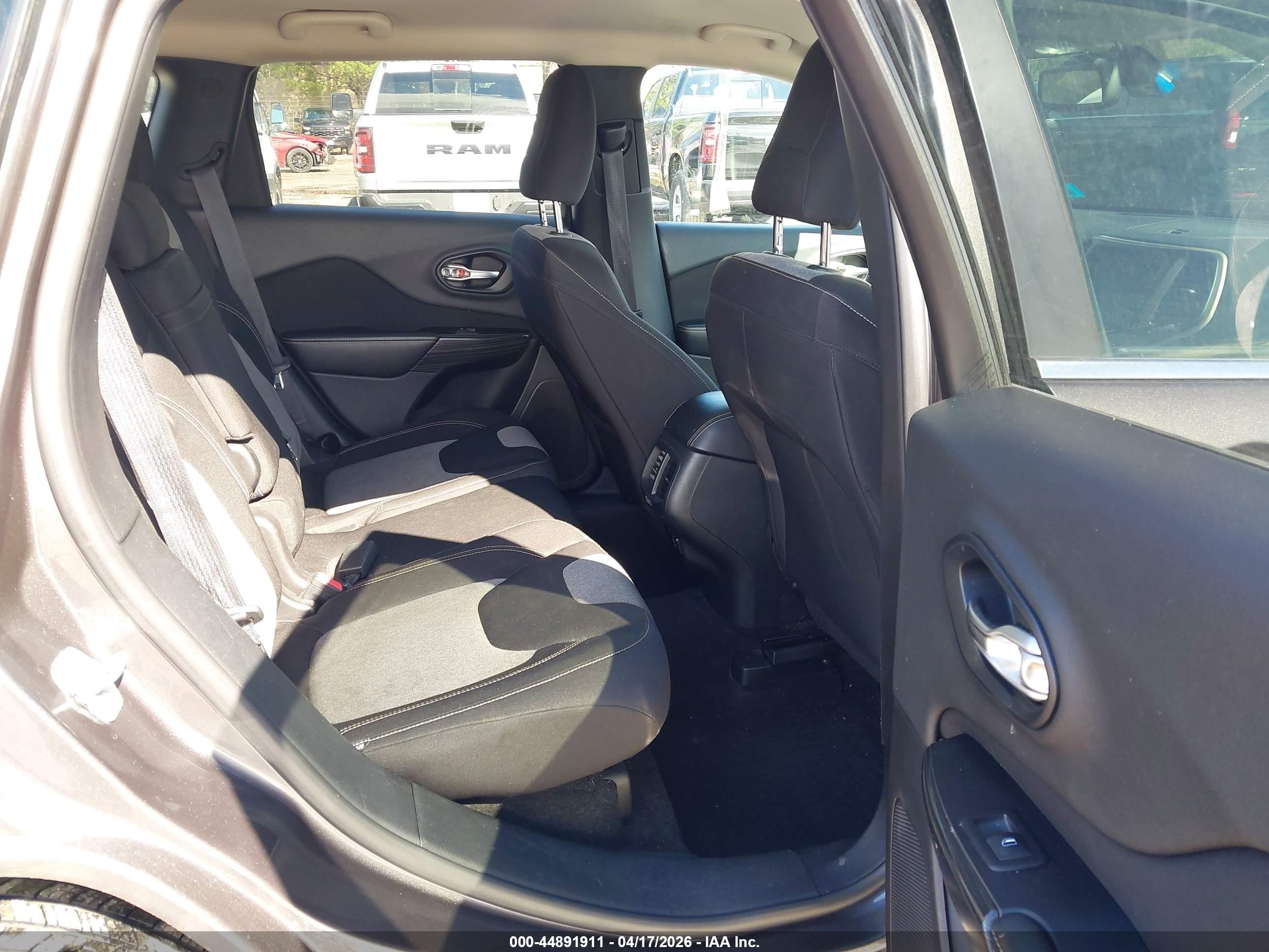 2014 Jeep Cherokee Latitude Gray vin: 1C4PJMCB0EW137895