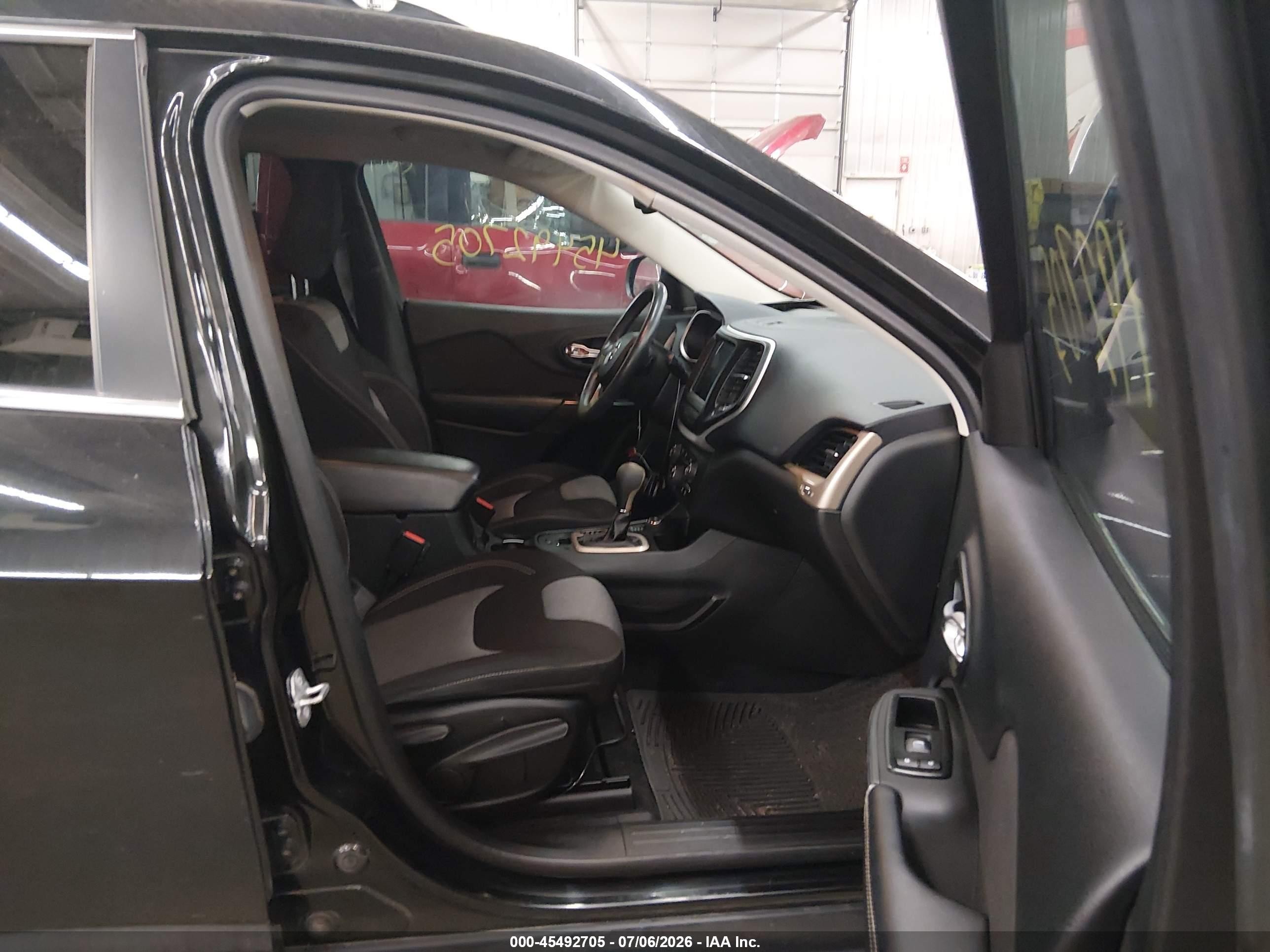 2014 Jeep Cherokee Latitude Black vin: 1C4PJMCB0EW196932