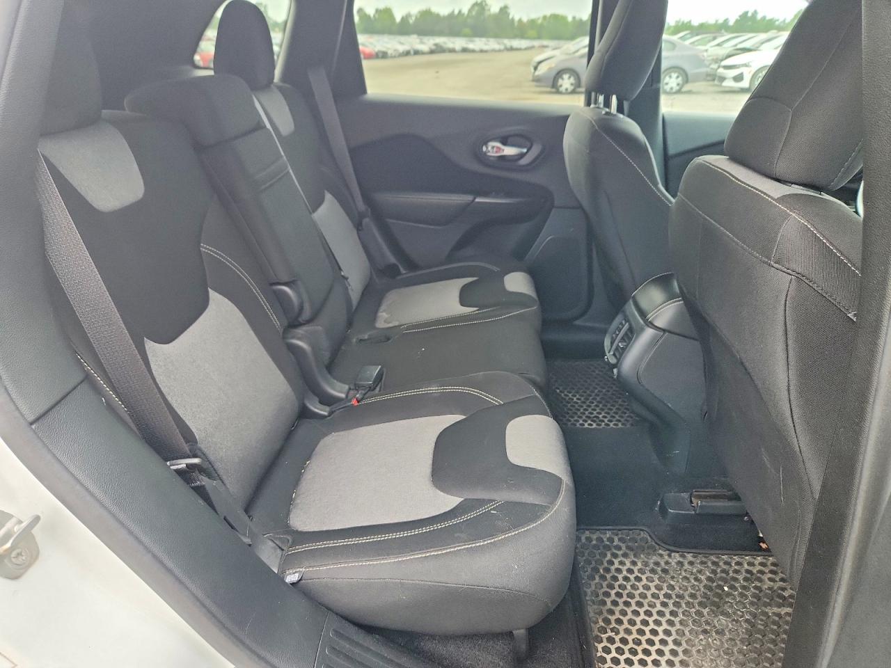 2014 Jeep Cherokee Latitude White vin: 1C4PJMCB0EW201479