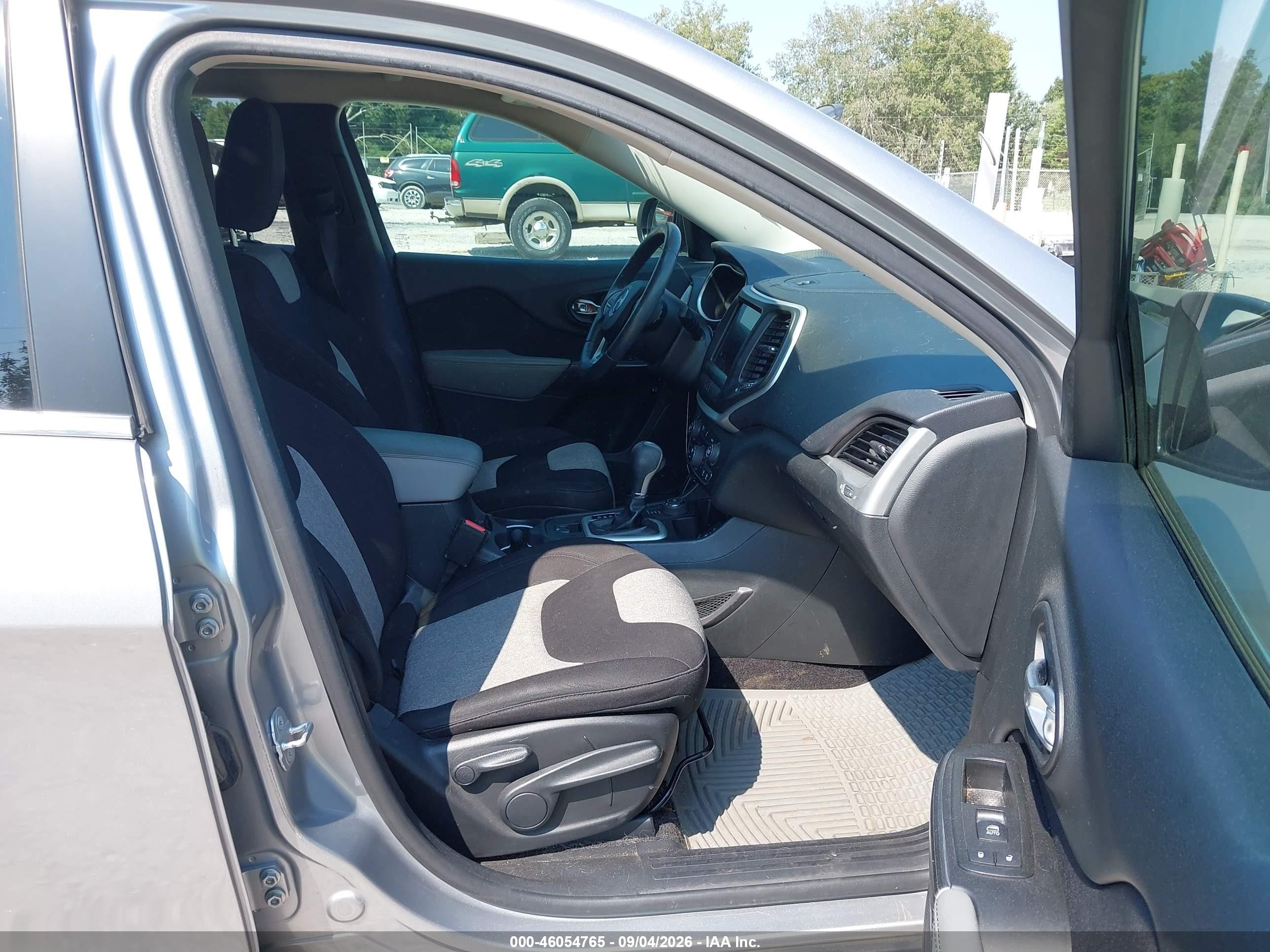 2014 Jeep Cherokee Latitude Gray vin: 1C4PJMCB0EW229850