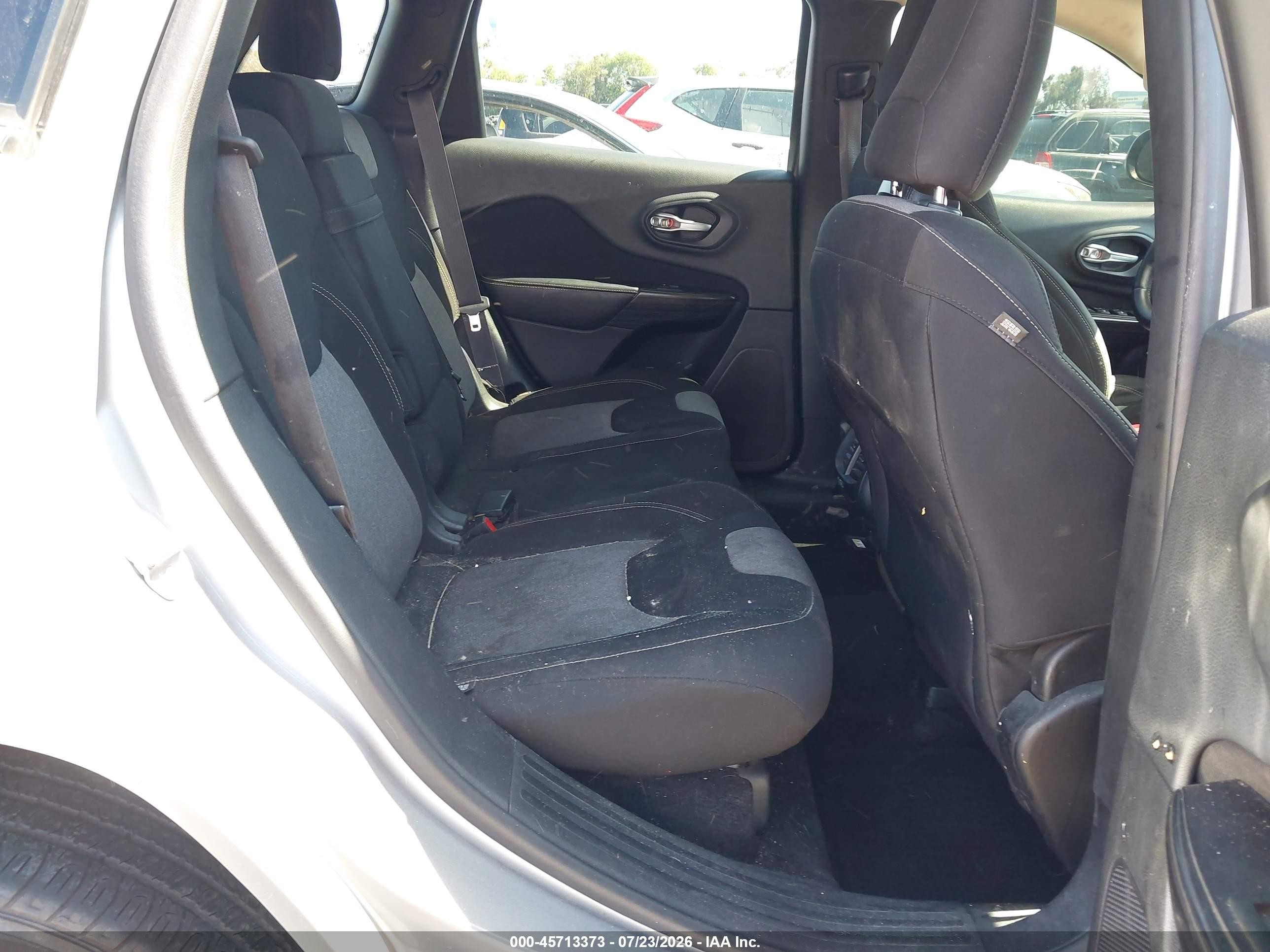 2014 Jeep Cherokee Latitude Silver vin: 1C4PJMCB0EW303316