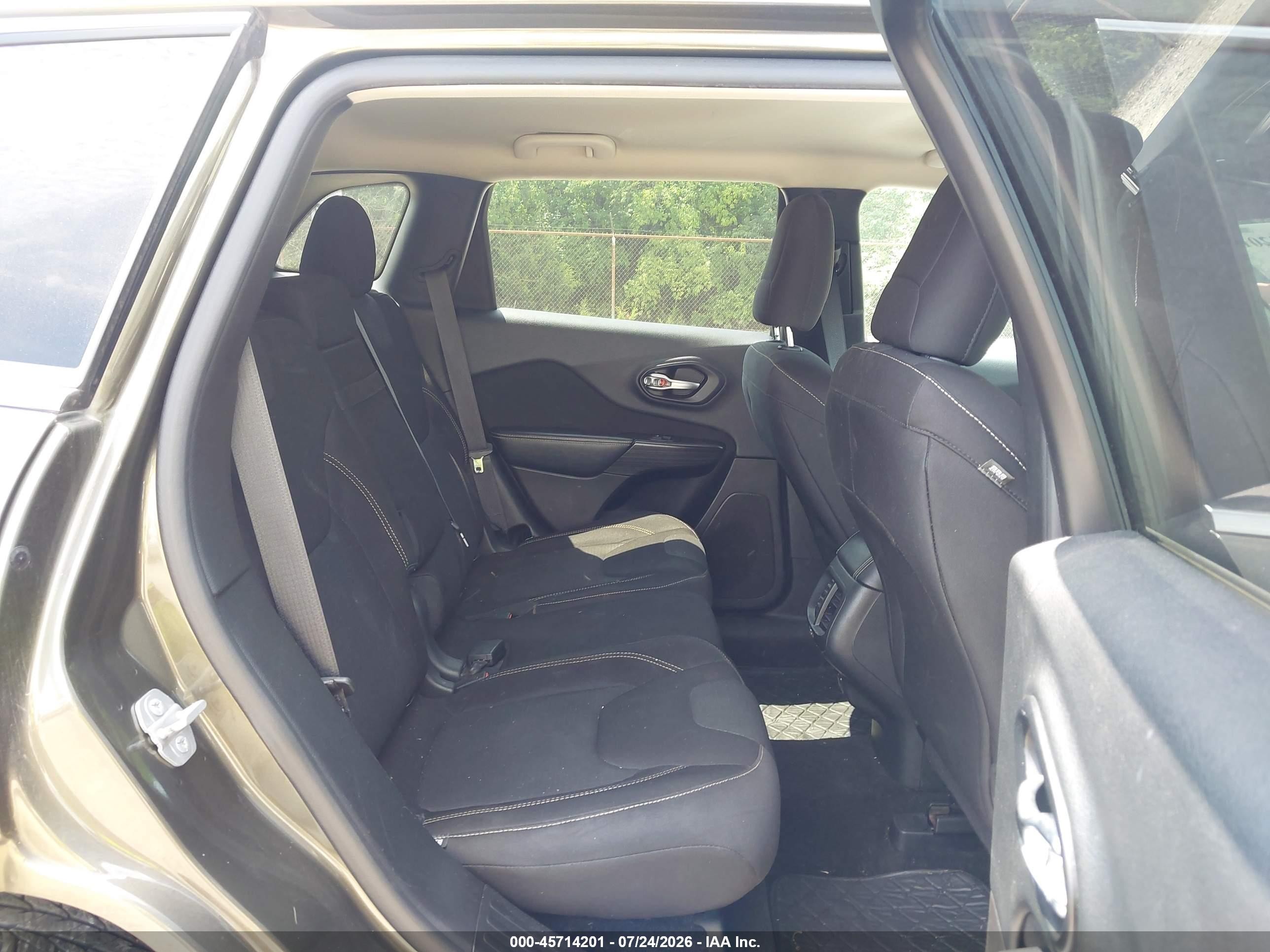 2015 Jeep Cherokee Latitude Green vin: 1C4PJMCB0FW612947