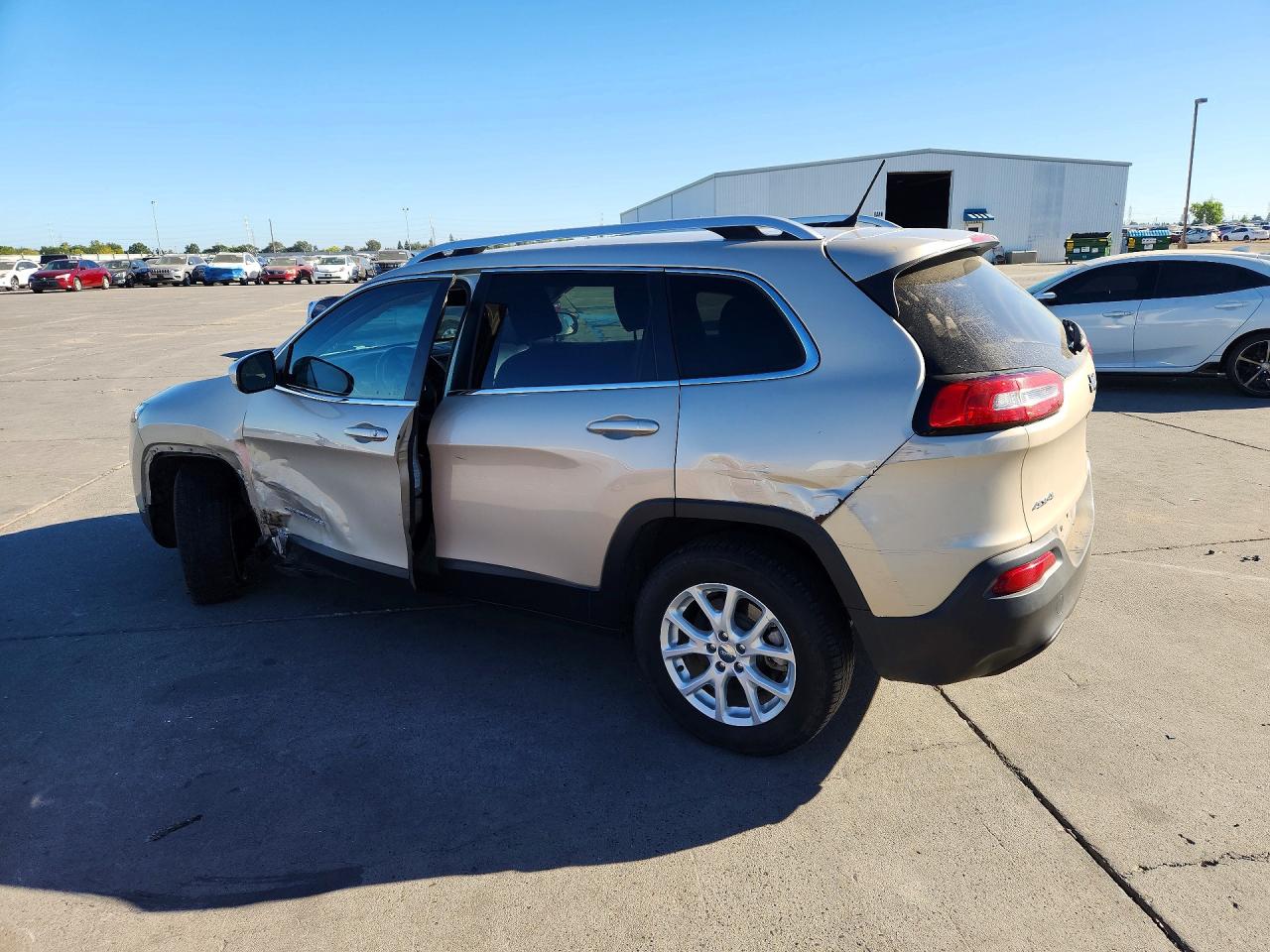 2015 Jeep Cherokee Latitude Silver vin: 1C4PJMCB0FW696994