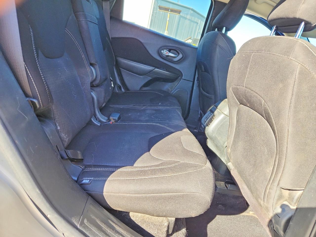 2015 Jeep Cherokee Latitude Silver vin: 1C4PJMCB0FW696994