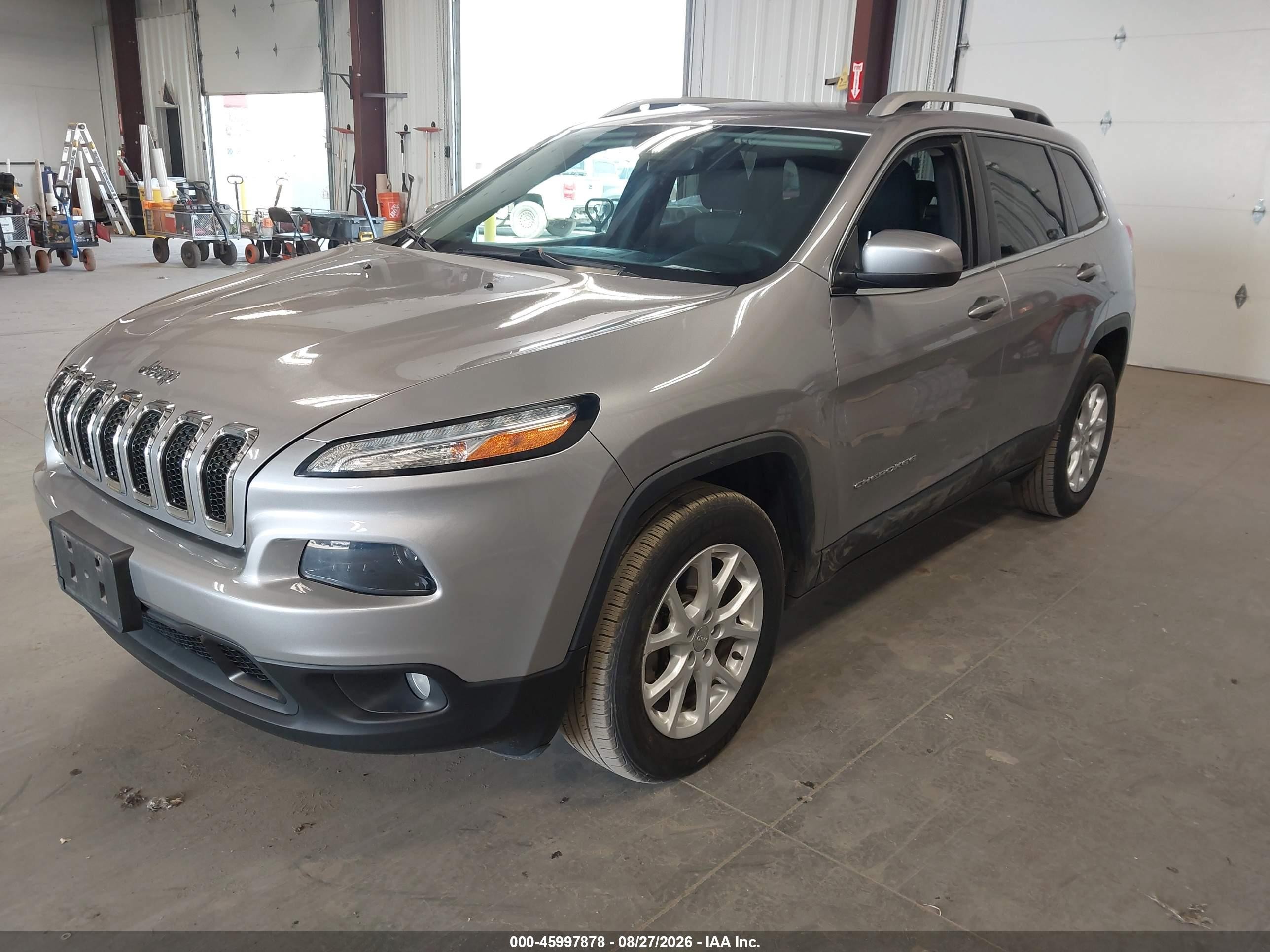2018 Jeep Cherokee Latitude 4x4 Silver vin: 1C4PJMCB0JD528521