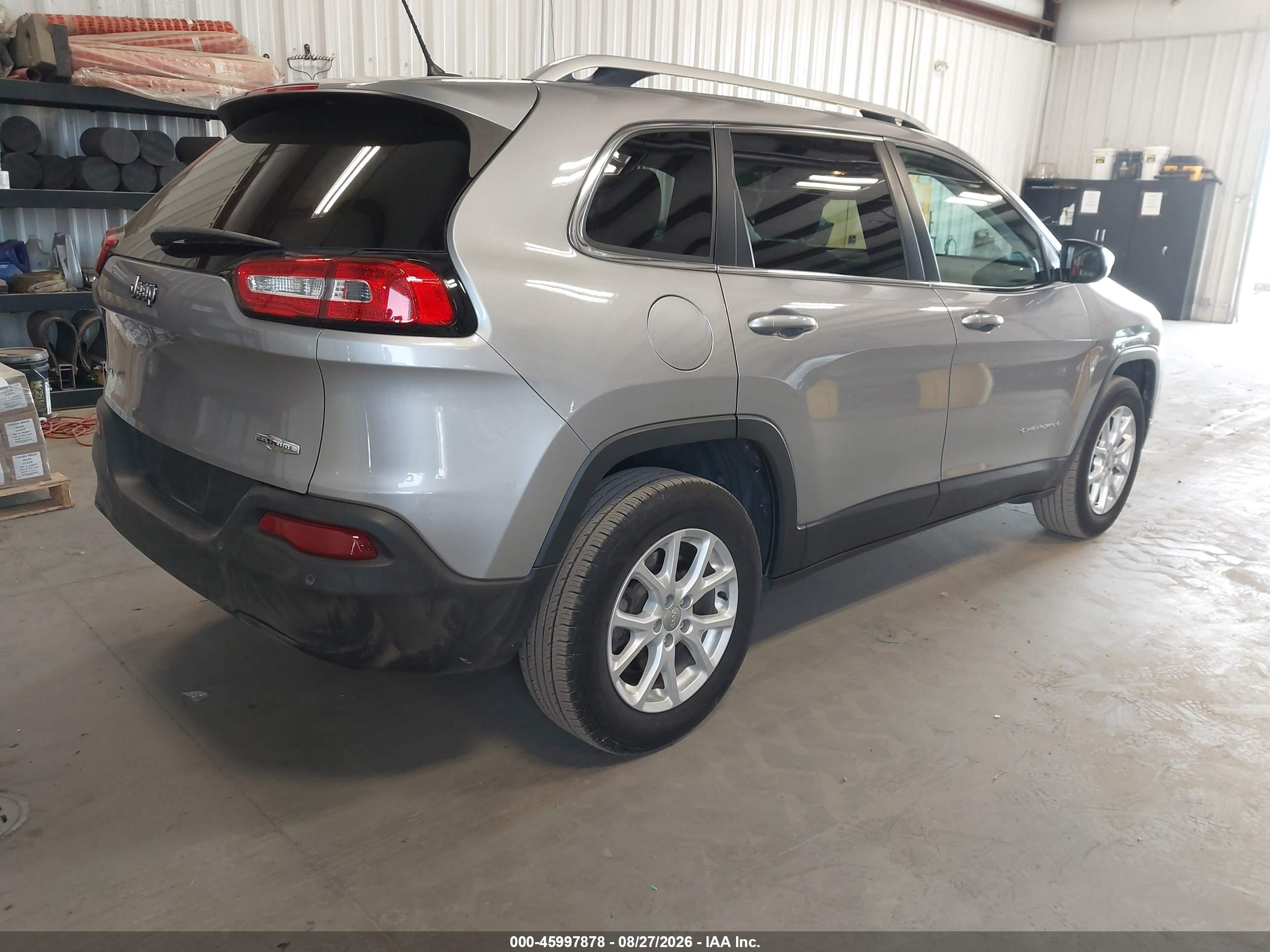 2018 Jeep Cherokee Latitude 4x4 Silver vin: 1C4PJMCB0JD528521