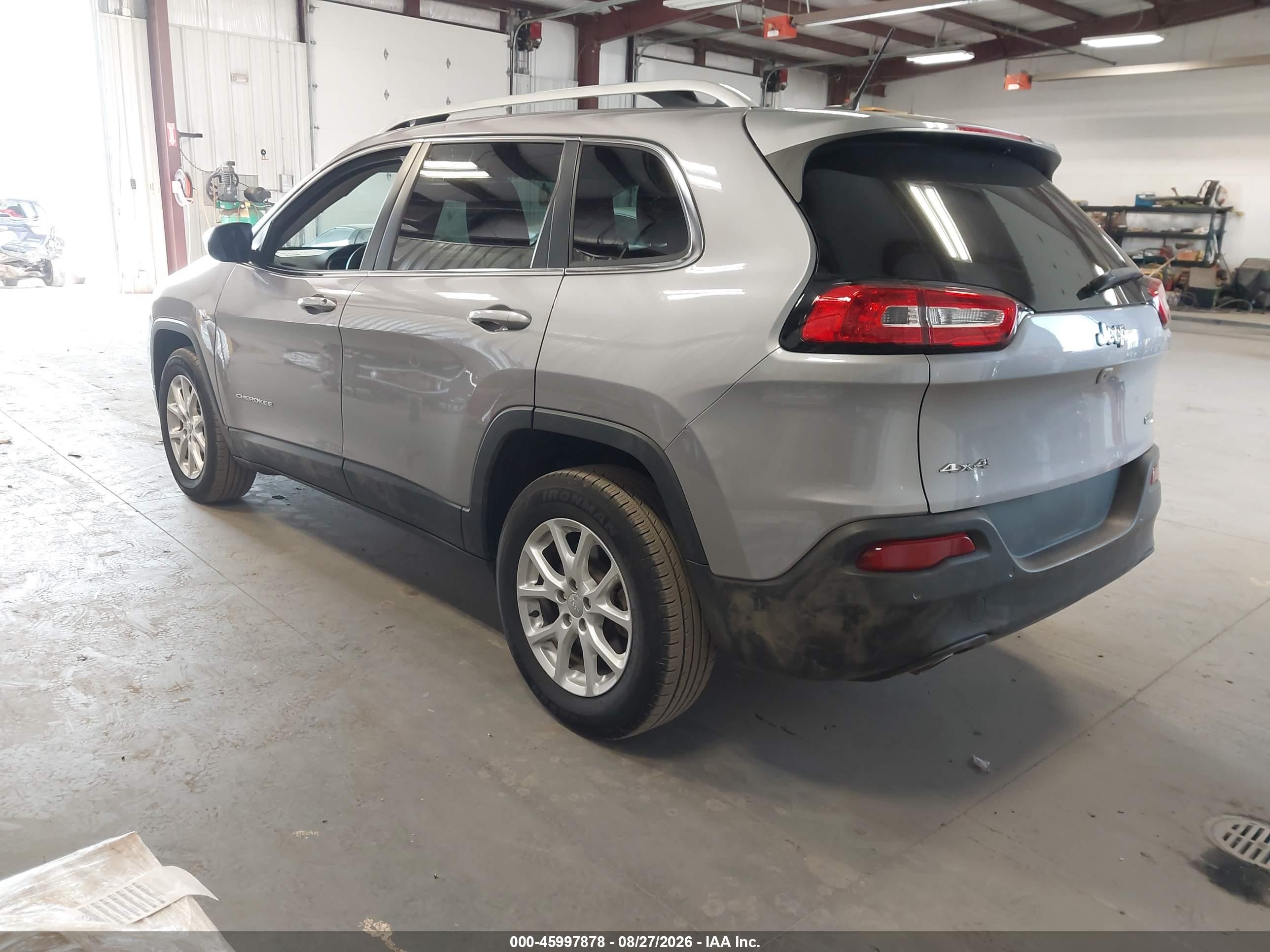2018 Jeep Cherokee Latitude 4x4 Silver vin: 1C4PJMCB0JD528521