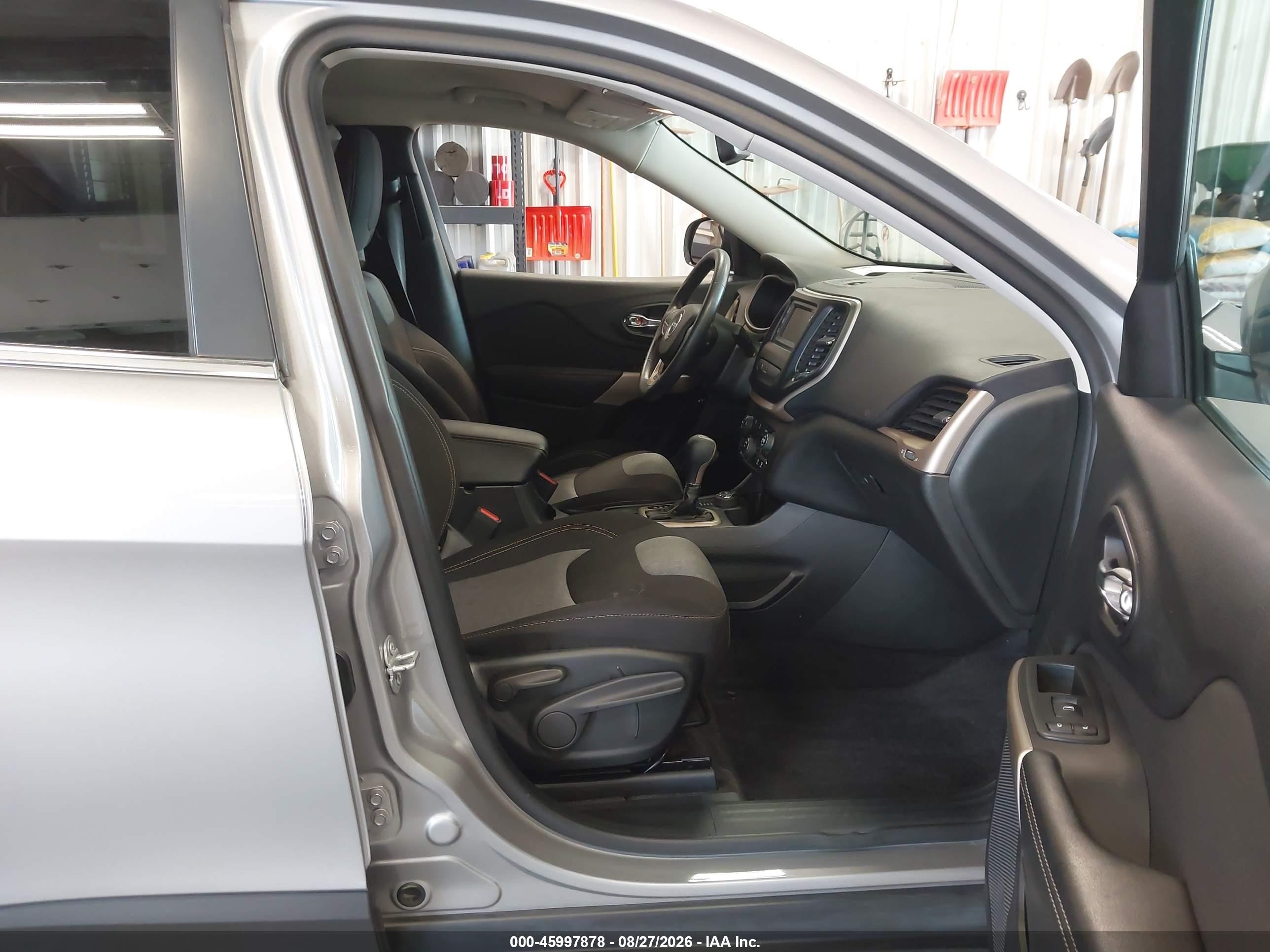 2018 Jeep Cherokee Latitude 4x4 Silver vin: 1C4PJMCB0JD528521