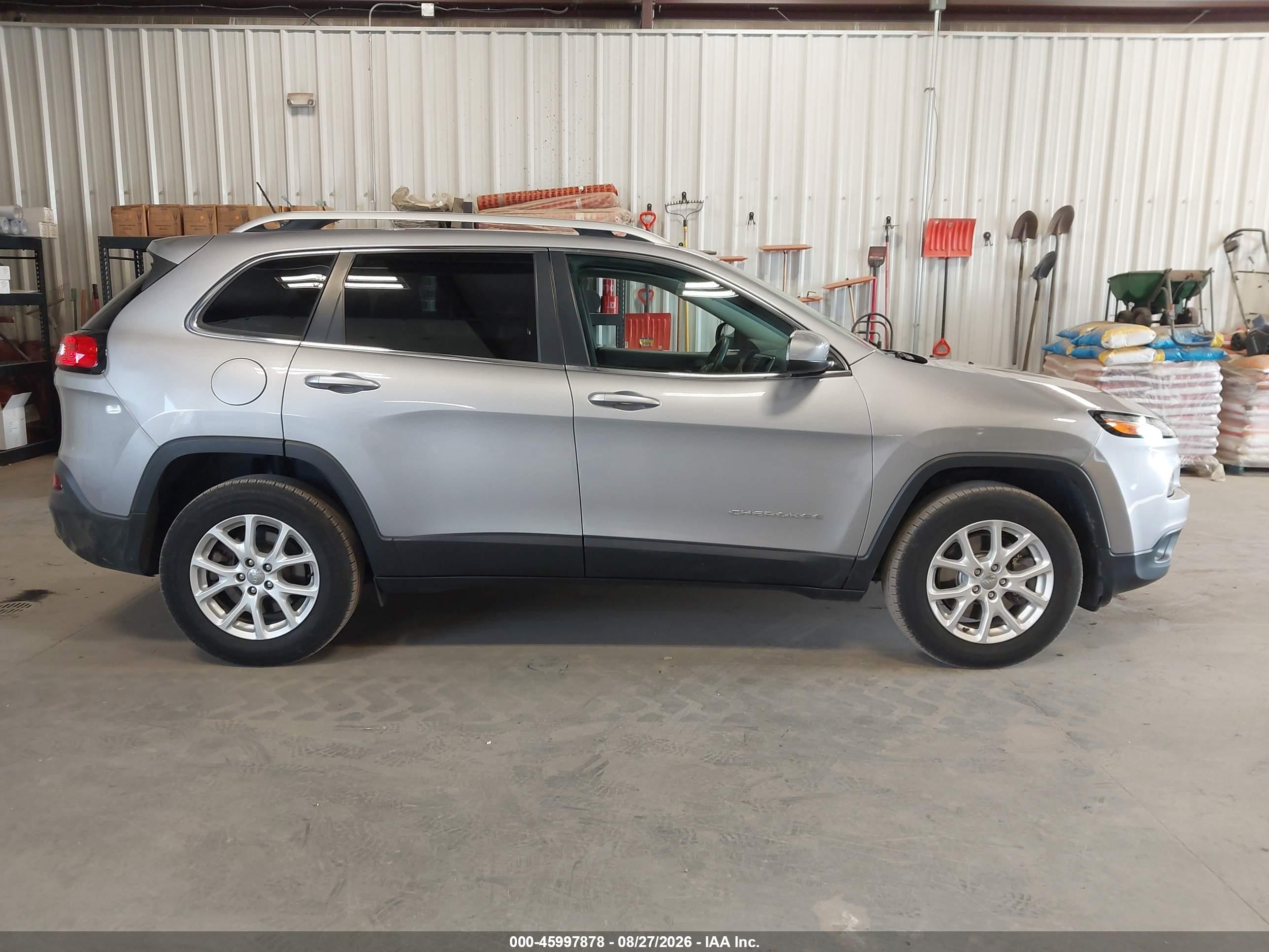 2018 Jeep Cherokee Latitude 4x4 Silver vin: 1C4PJMCB0JD528521
