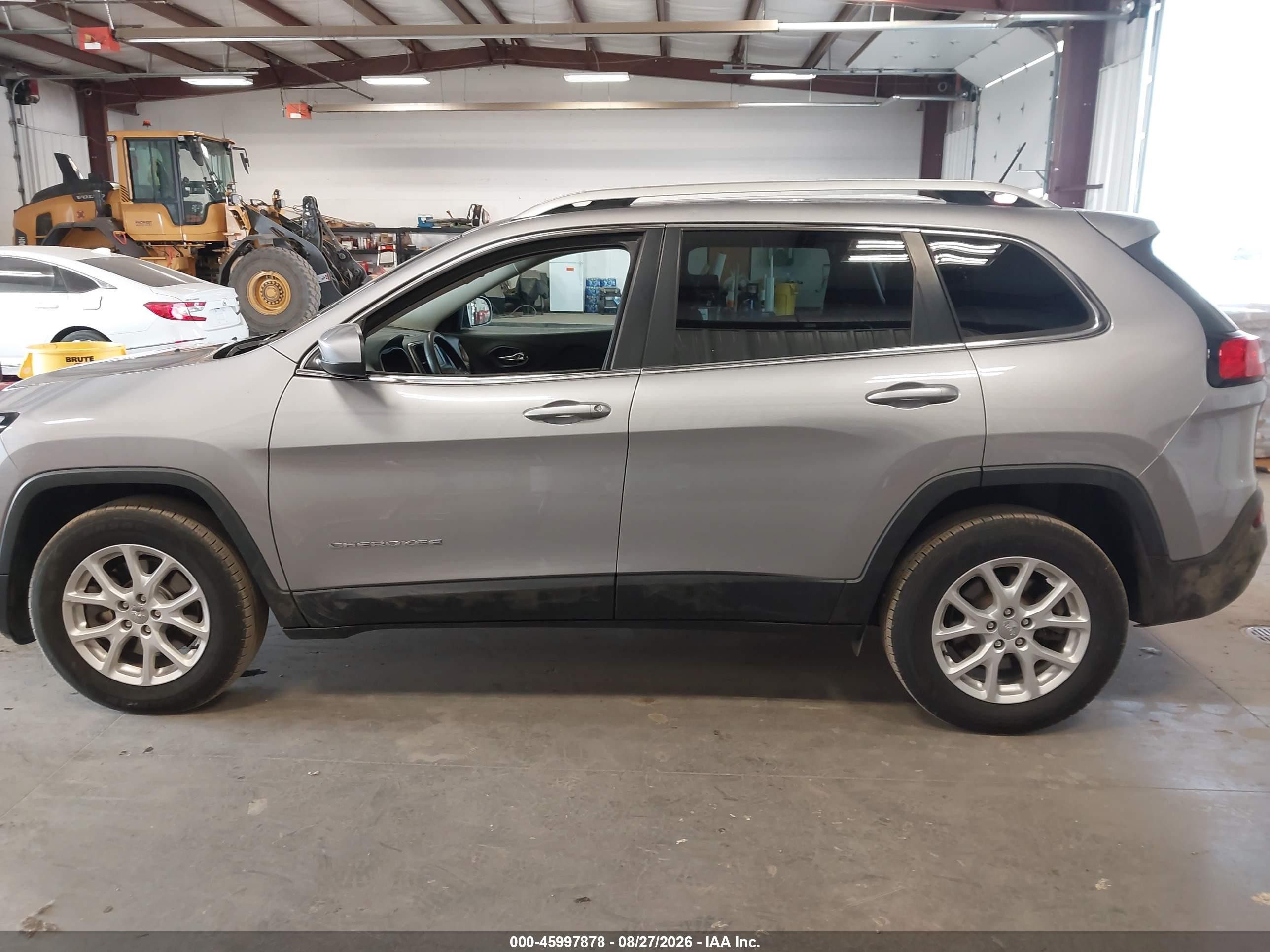 2018 Jeep Cherokee Latitude 4x4 Silver vin: 1C4PJMCB0JD528521